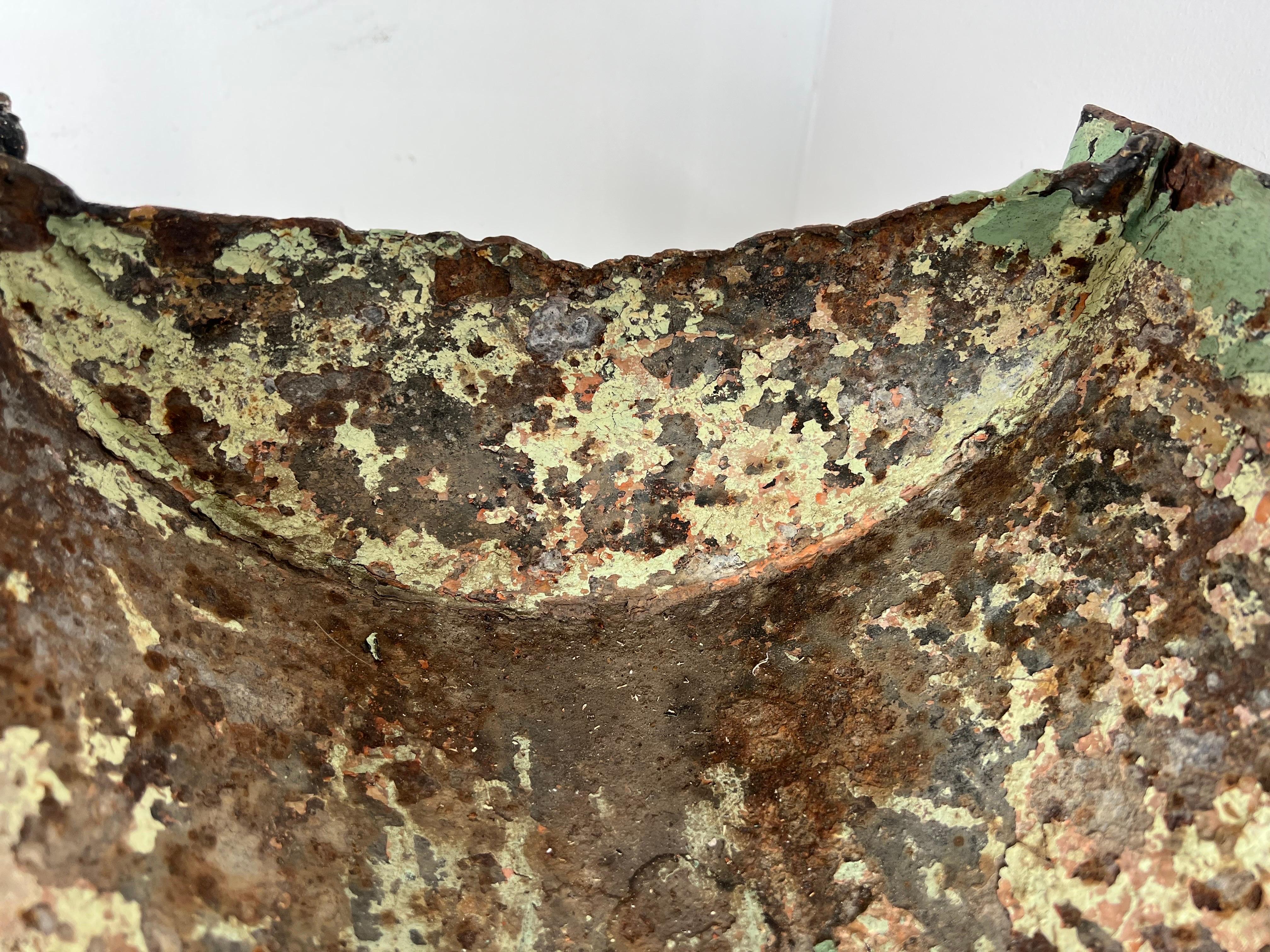 Dipinto a mano Fioriera industriale svedese in ferro verniciato in vendita
