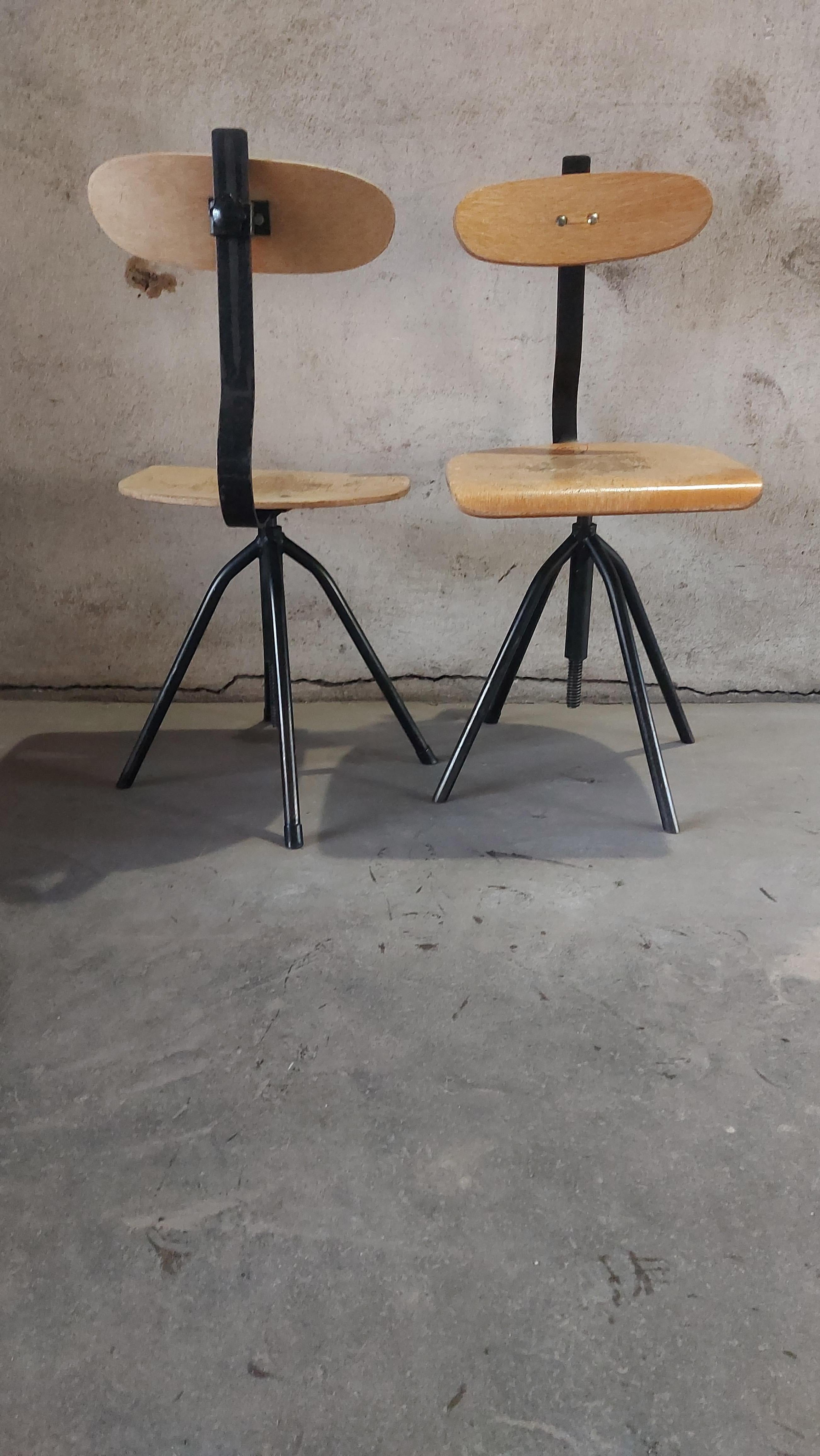 Chaise pivotante industrielle fabriquée dans les années 60 en Yougoslavie à partir de métal et de contreplaqué. Ces chaises étaient utilisées dans les écoles et les ateliers pour le travail et l'enseignement de l'ingénierie.
Hauteur réglable de 44