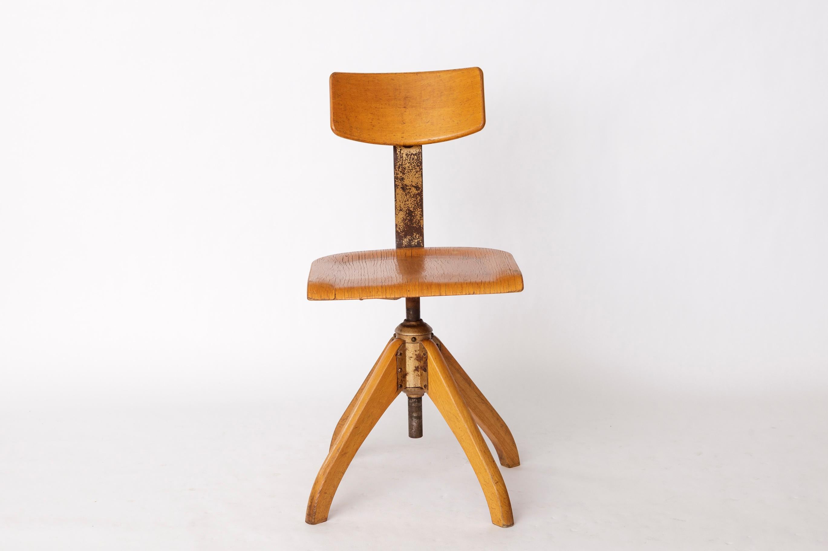 Chaise pivotante industrielle par Ama Elastik, Allemagne - Circa 1950s

Les chaises industrielles vintage possèdent un caractère distinct - et cette pièce ne fait pas exception.
Alliant la simplicité du Bauhaus à une touche de Brutalisme, cette