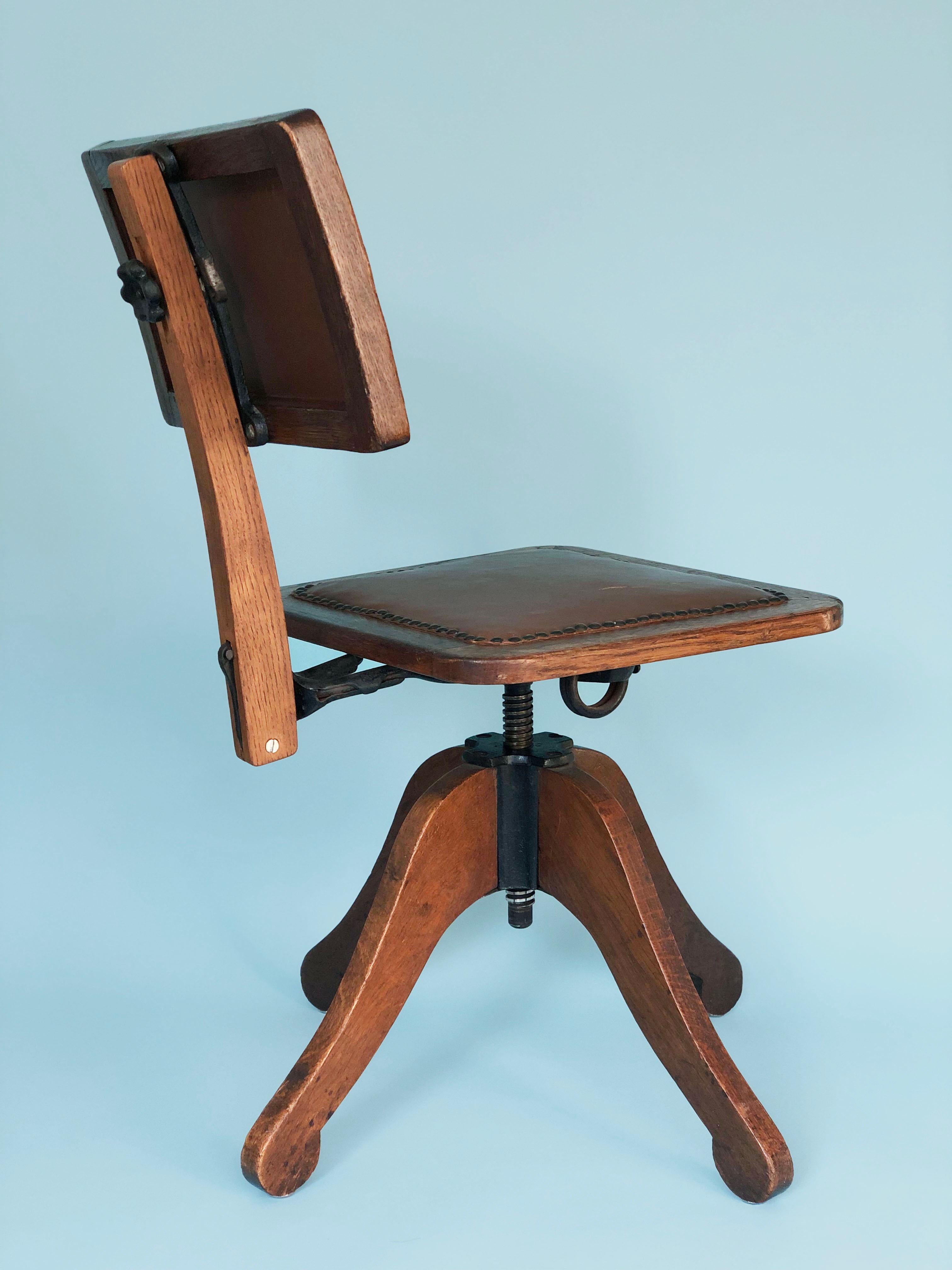 Early 20th century swivel desk chair / music chair, probably France. The oak chair with a cast iron mechanism is easily adjustable in height (42-48 cm). The backrest springs with your back, making it comfortable to sit on.
The seat and back are