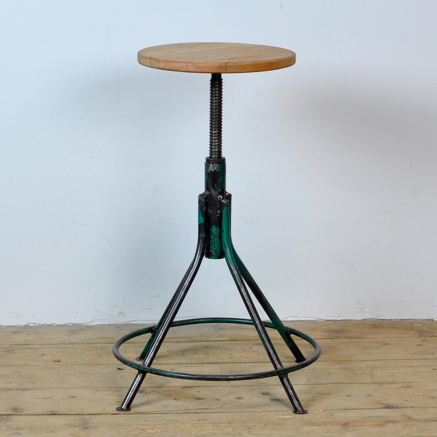 Industrial workstool from the 60's. With a iron base and a wooden seat. Adjustable in height. Maximum height: 70 cm. Minimal height: 54 cm.
4 pieces in stock.

 