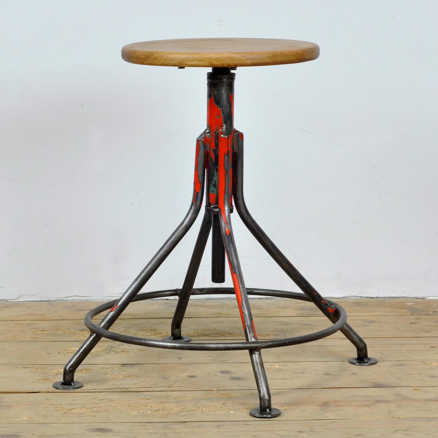 Industrial workstool from the 60's. With a iron base and a wooden seat. Adjustable in height. Maximum height: 70 cm. Minimal height: 54 cm.
4 pieces in stock.