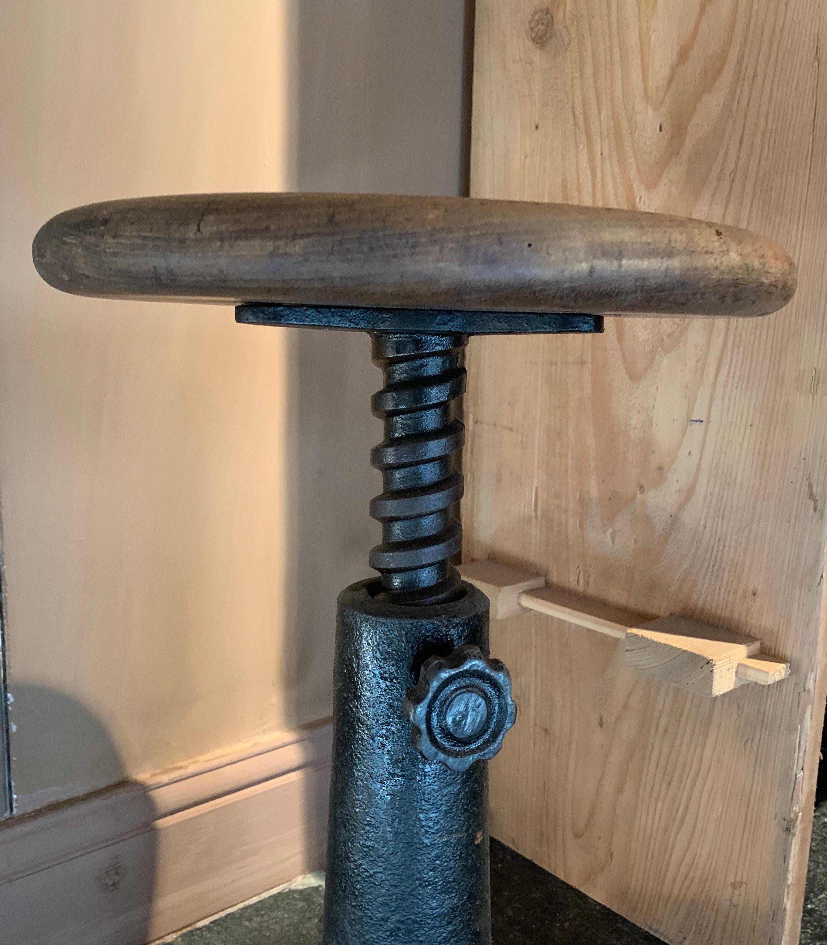 Industrial Swivel Stool Early 20th Century In Good Condition For Sale In Vosselaar, BE