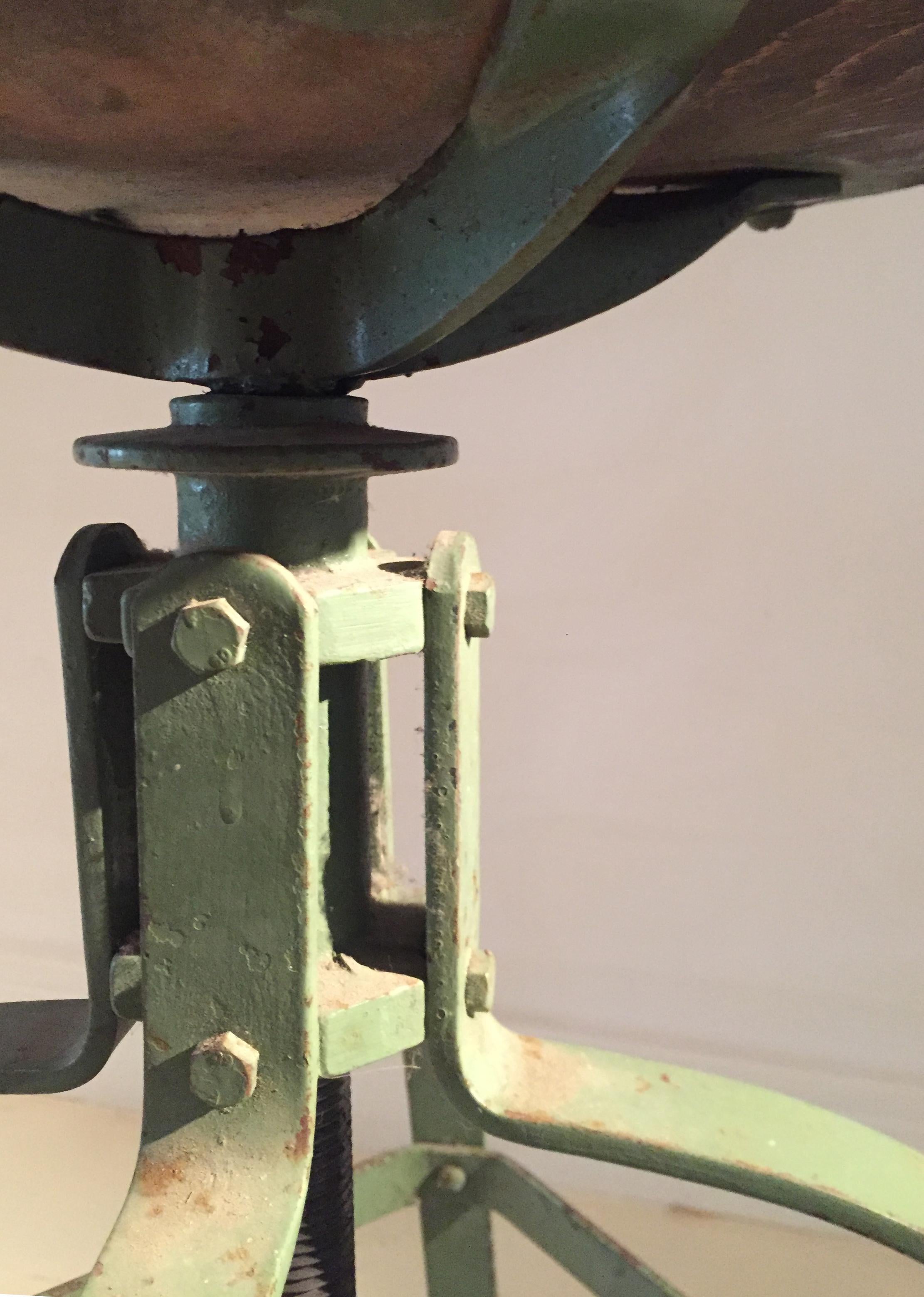 Tabouret pivotant industriel en vente 2