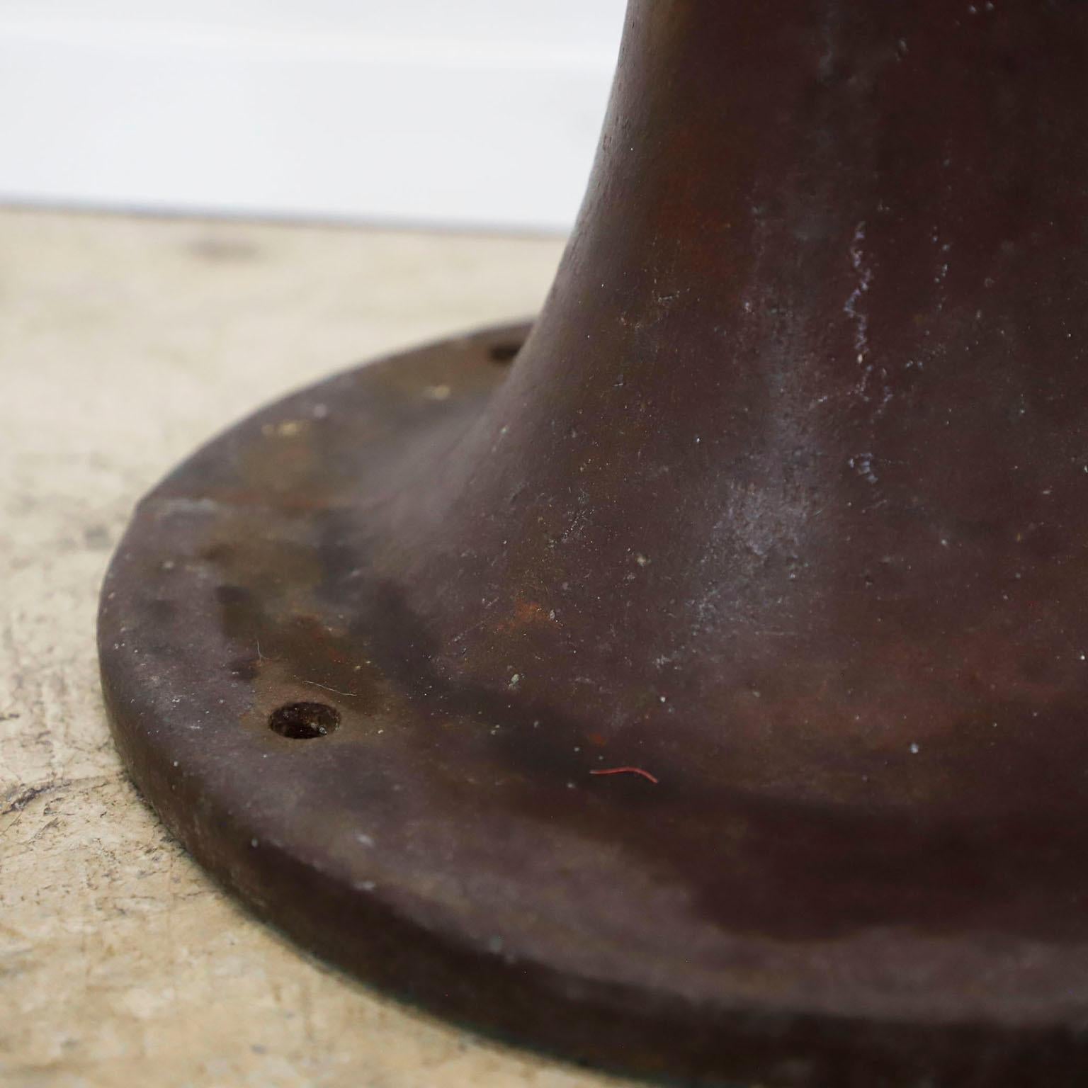 Circa 1920. Offriamo questa base da tavolo industriale in ghisa. Patina fantastica. Pronto per essere installato in un'officina e per mettere un piano d'appoggio di grandi dimensioni. La base può essere avvitata al pavimento