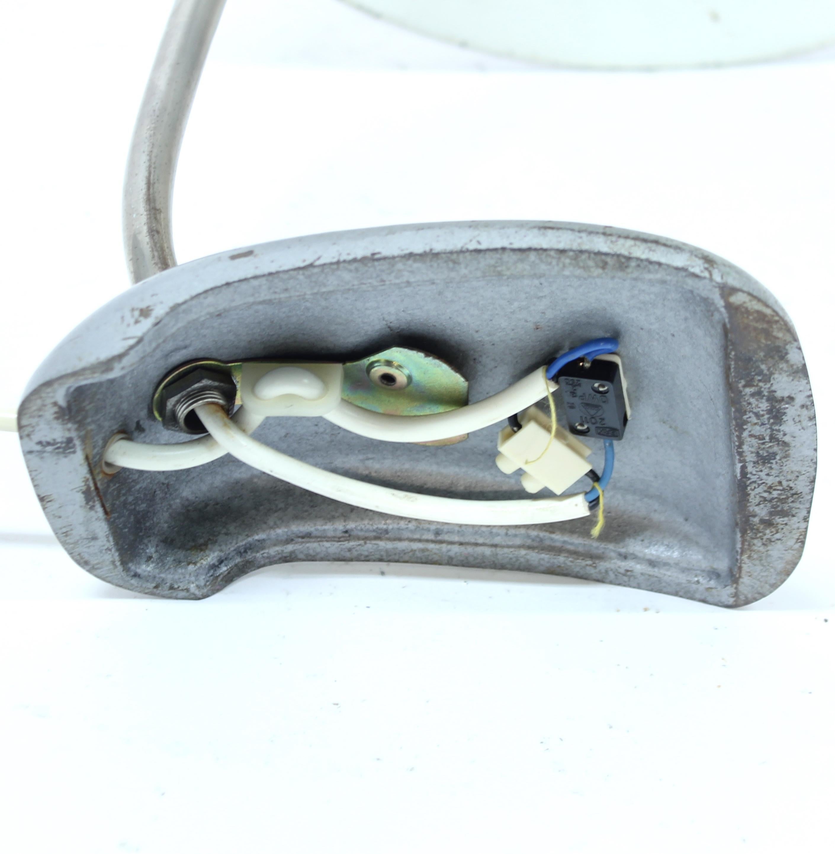 Lampada da tavolo industriale, attribuita a Christian Dell per Kaiser Idell, anni '30 in vendita 10