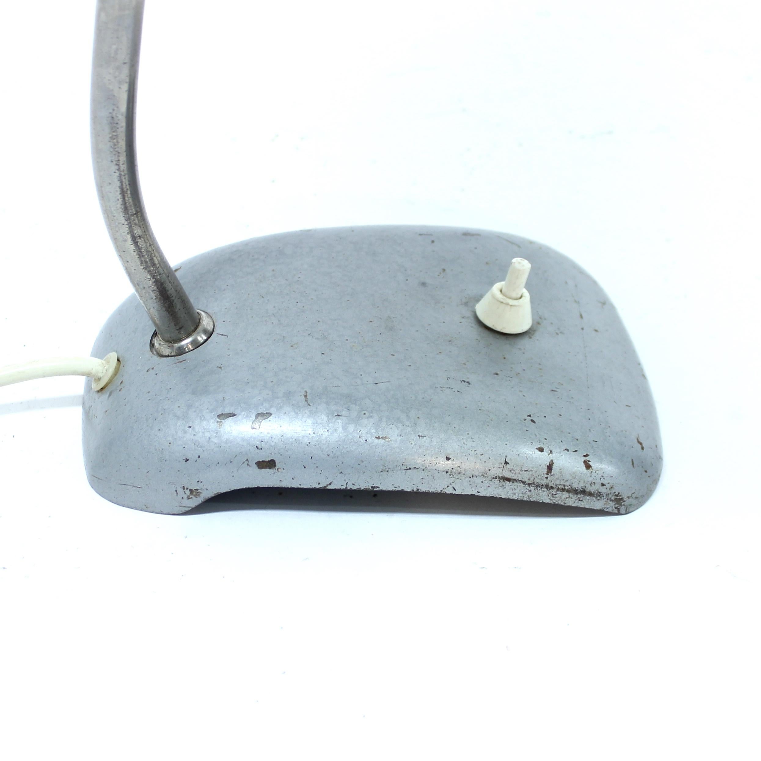Lampada da tavolo industriale, attribuita a Christian Dell per Kaiser Idell, anni '30 in vendita 2