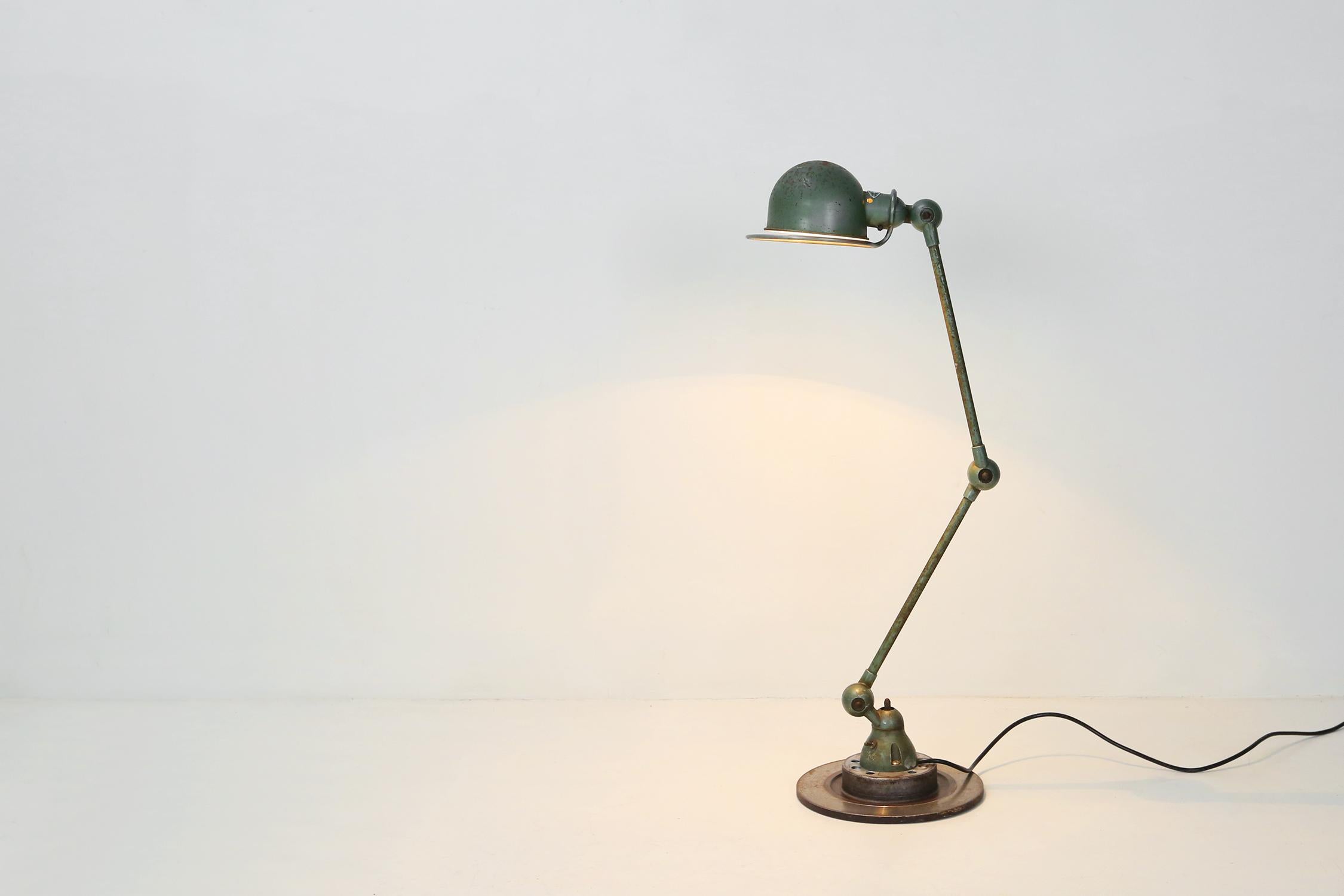 Lampe industrielle de la marque française Jieldé.
La lampe est entièrement originale et repose sur une solide base en métal. La lampe a une belle patine et est prête à l'emploi.