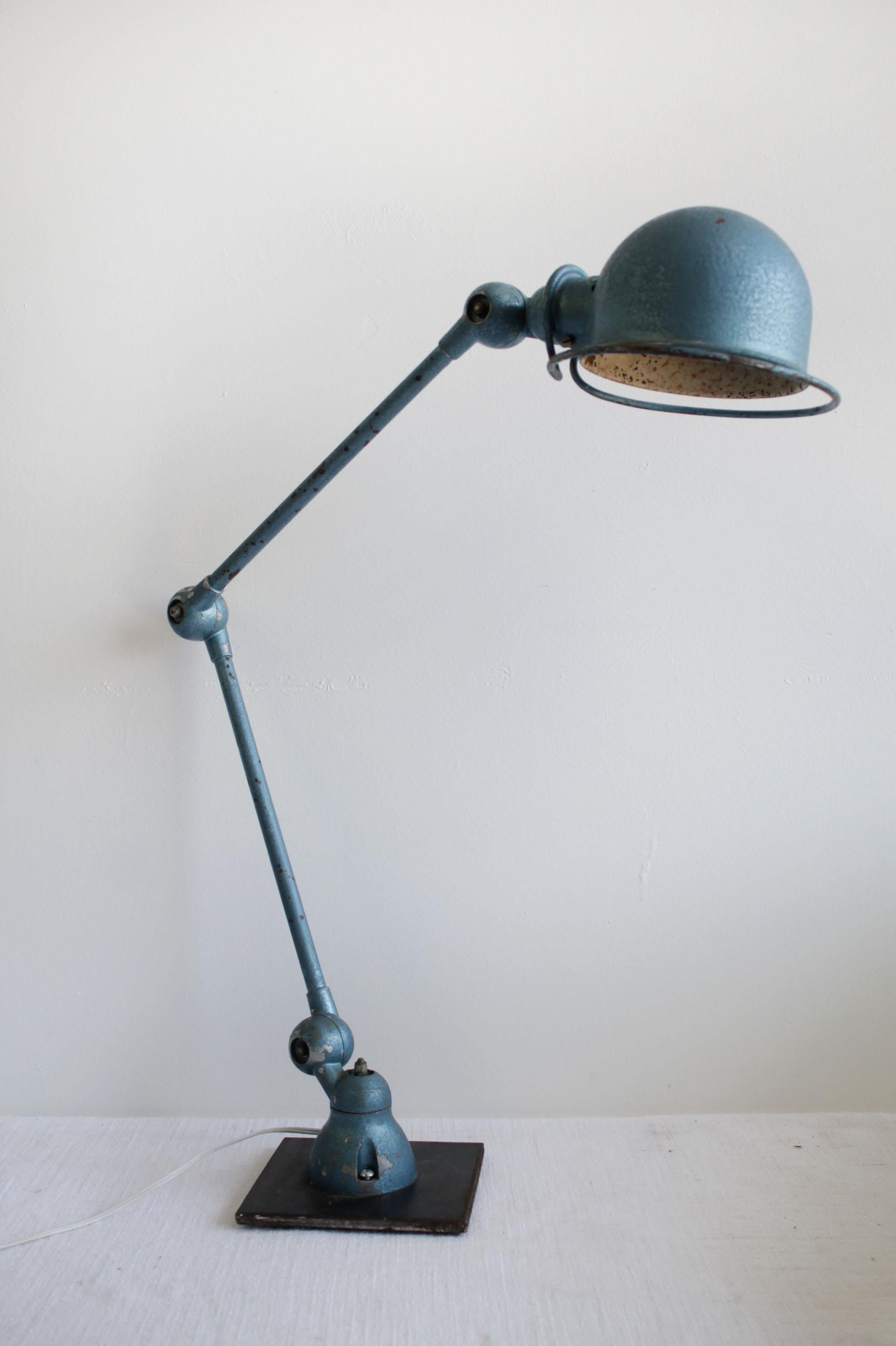 Industrial table lamp in original blue finish
Working lamp with industrial style, can be used for everyday.
The lamp articulates and can be angled from 3 areas, the base, the center and at the top lamp head.
Size: 
7