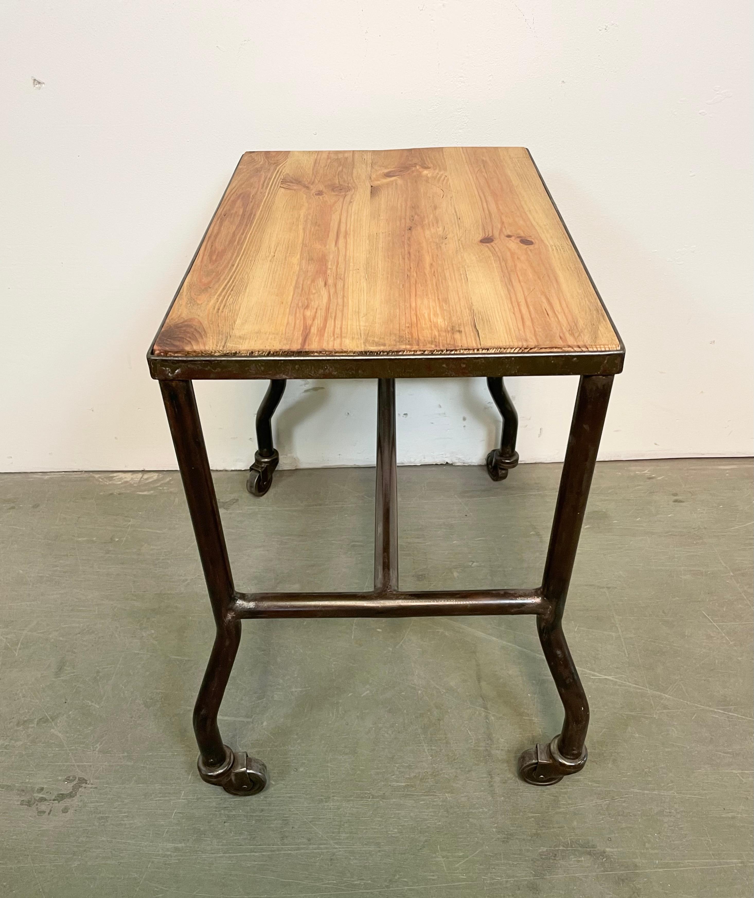 Industrial Table on Wheels, 1960s For Sale 3