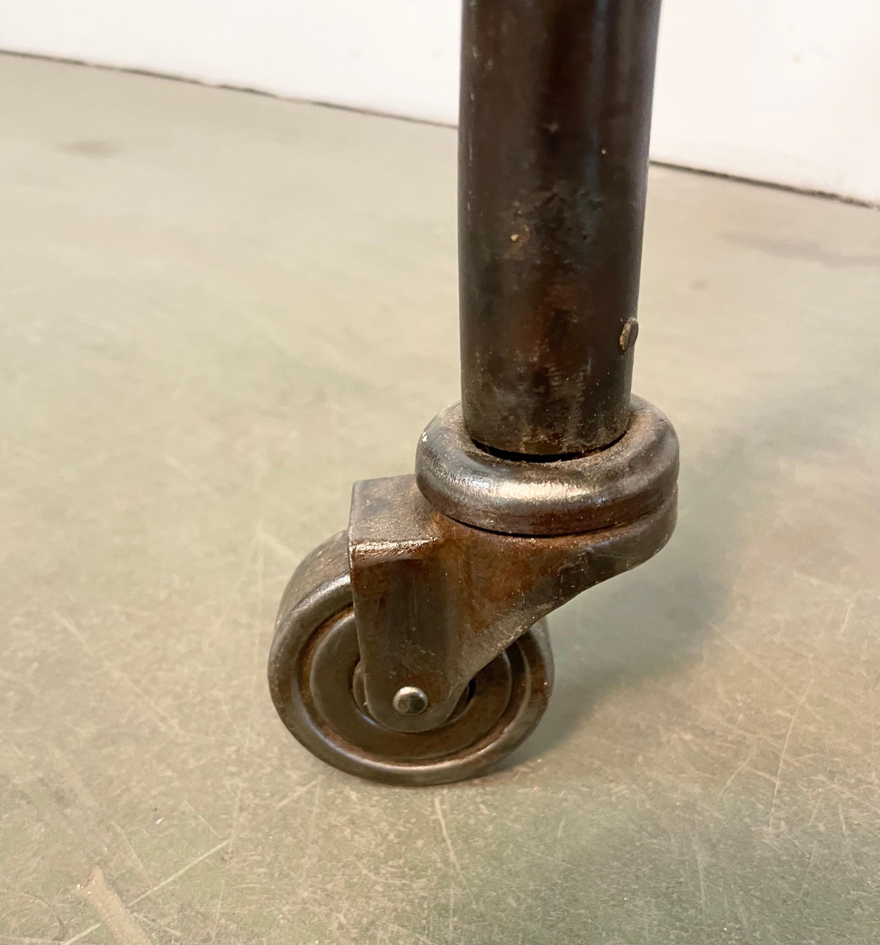 Industrietisch auf Rädern, 1960er-Jahre im Angebot 2