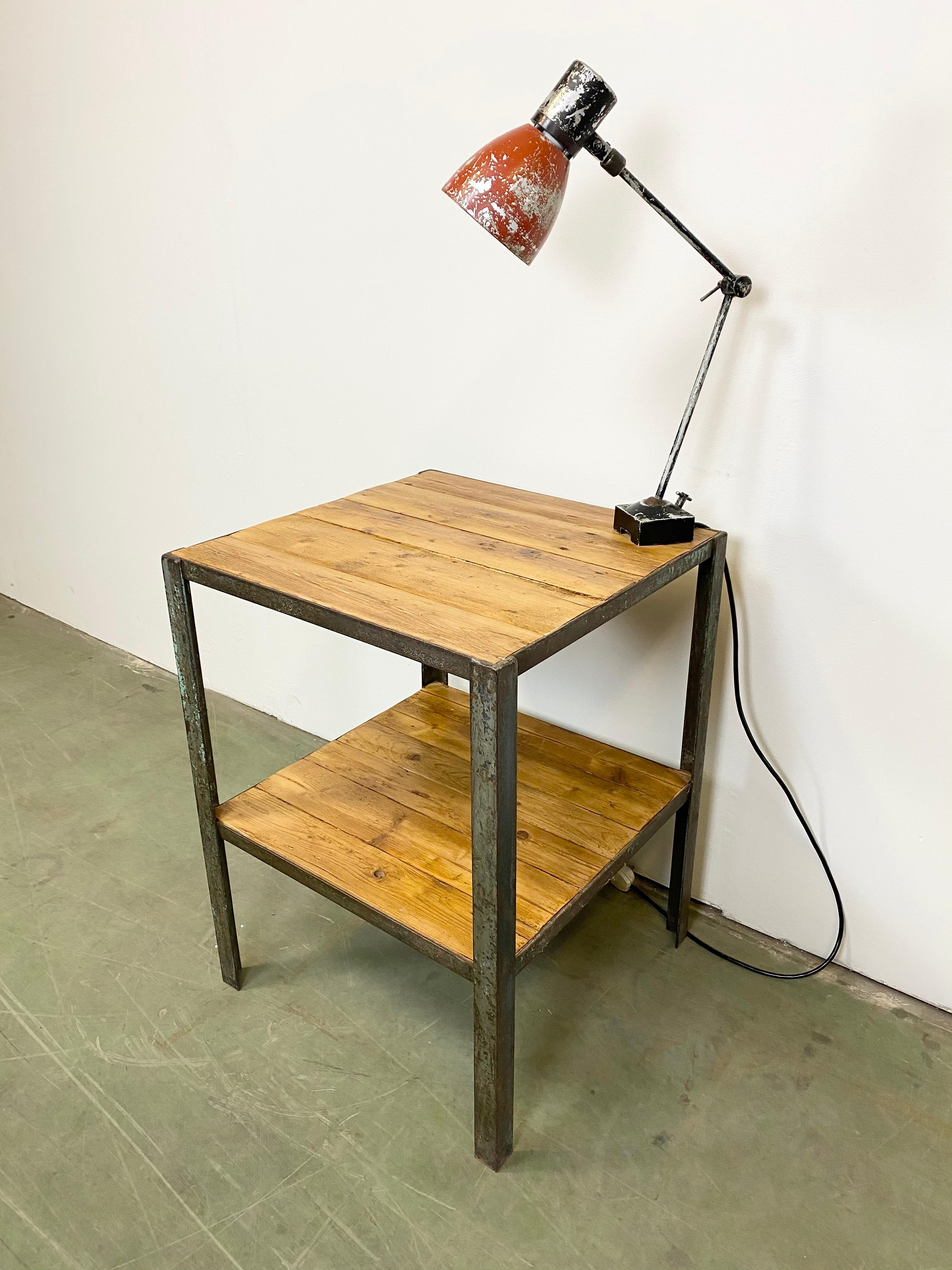 The table features iron construction and two solid wooden plates. The lamp consists iron base and arm with two adjustable joints and aluminium shade.
The porcelain socket requires E 27 lightbulbs.
Additional dimensions :
The dimensions of the