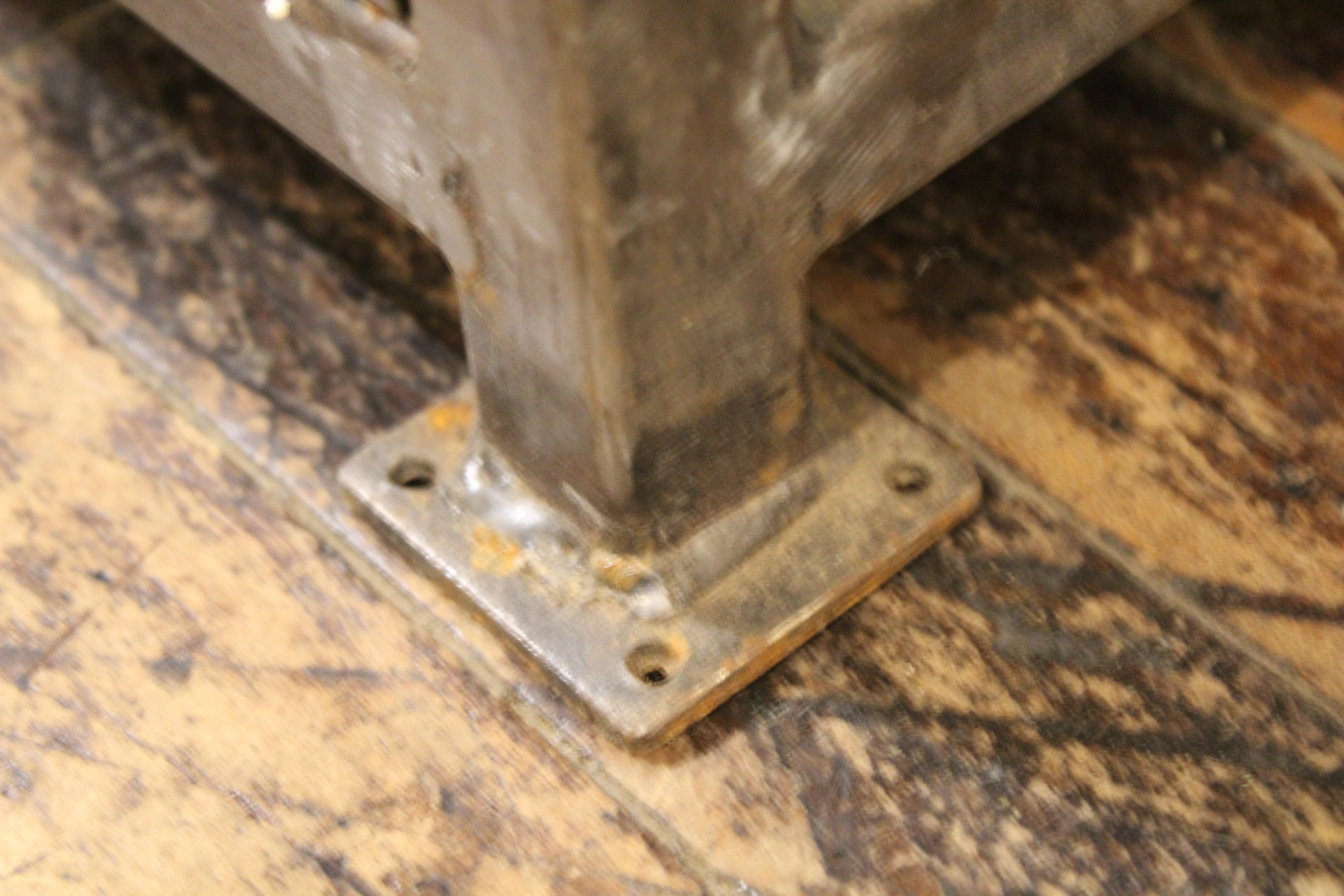 Table industrielle à tiroirs en vente 7