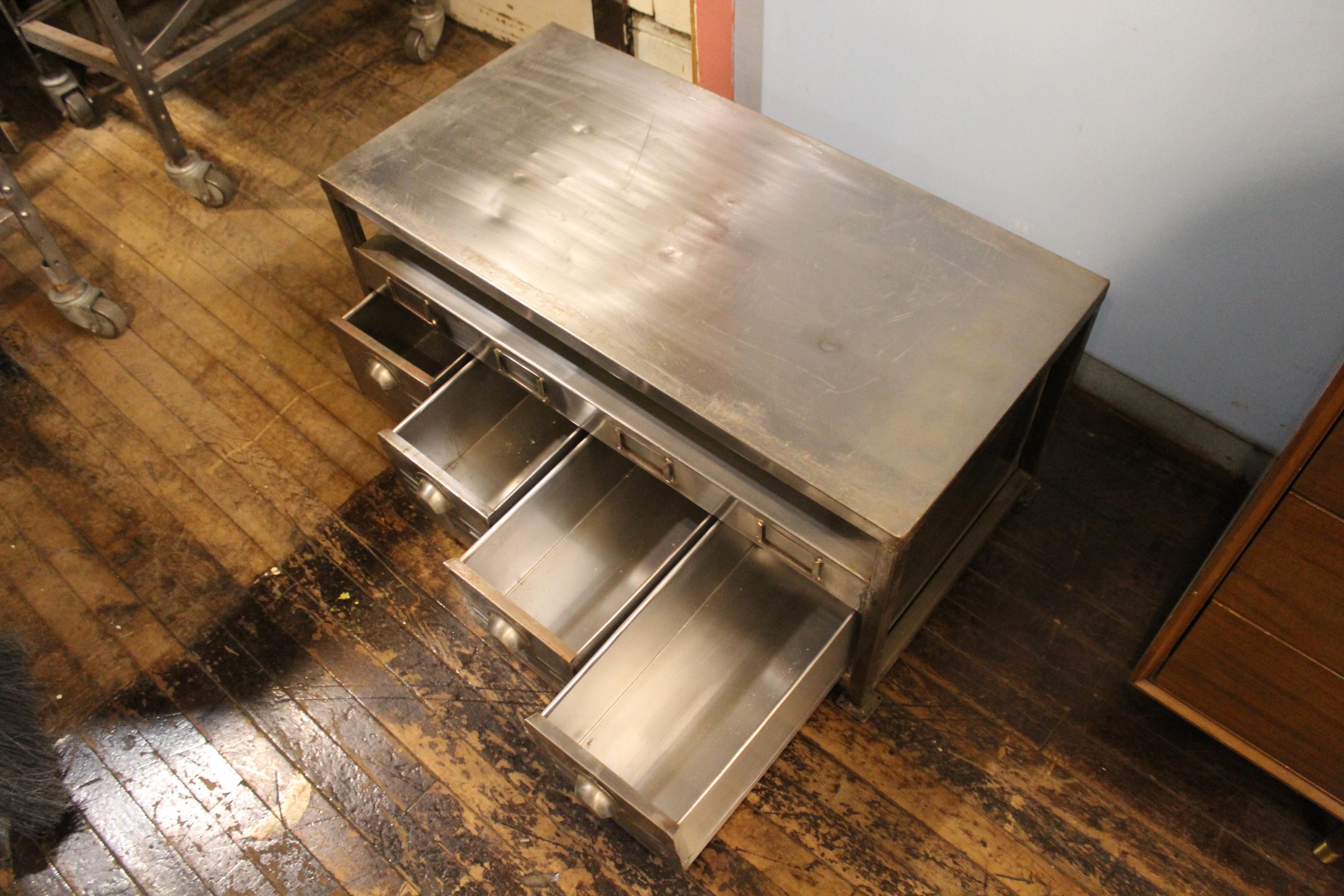 Cette table basse à profil bas en tôle polie est dotée de tiroirs de rangement et d'une étagère inférieure. Donnez à votre pièce moderne une touche de couleur argentée avec cette table de style industriel.
Veuillez confirmer le lieu NY ou NJ