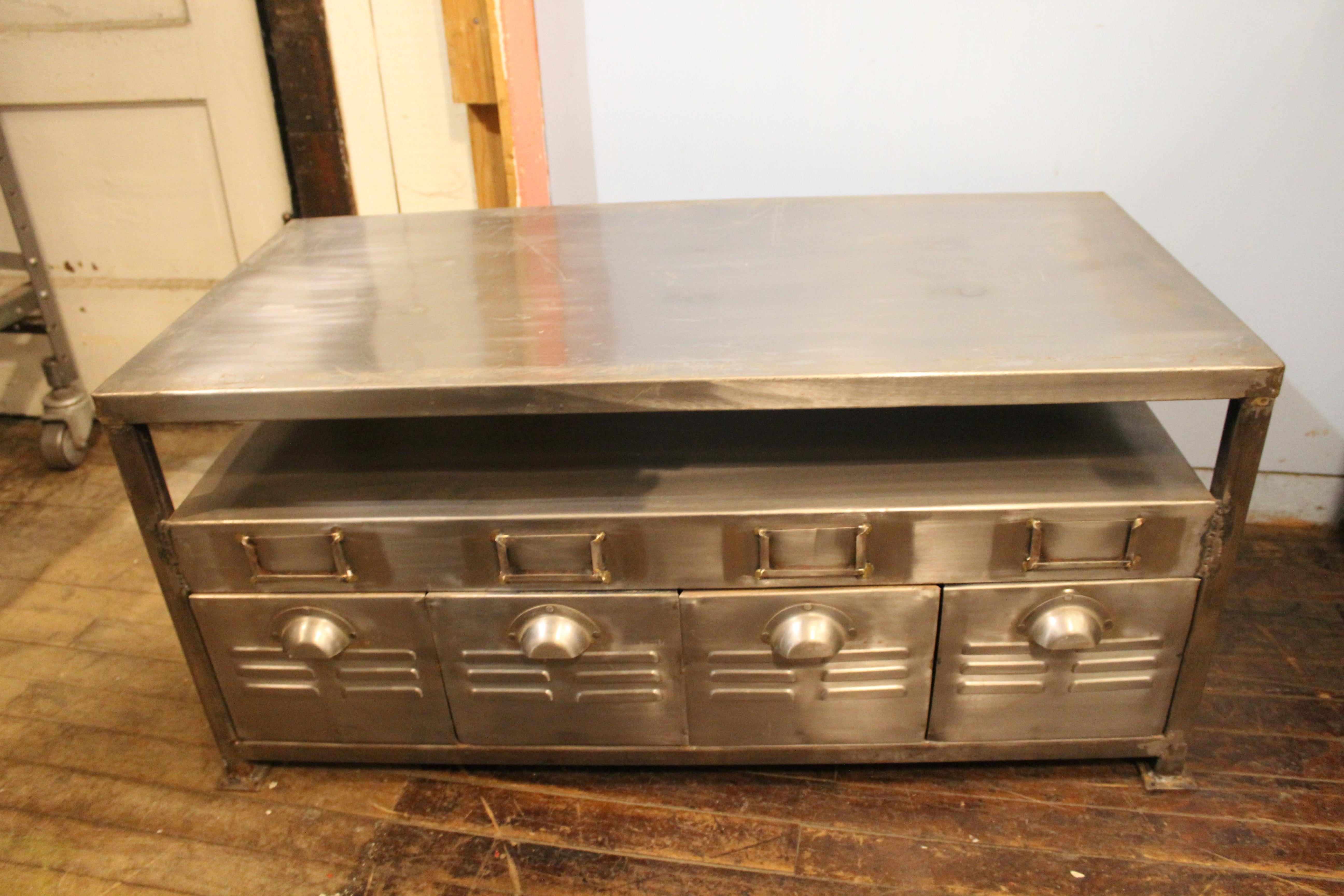 20ième siècle Table industrielle à tiroirs en vente