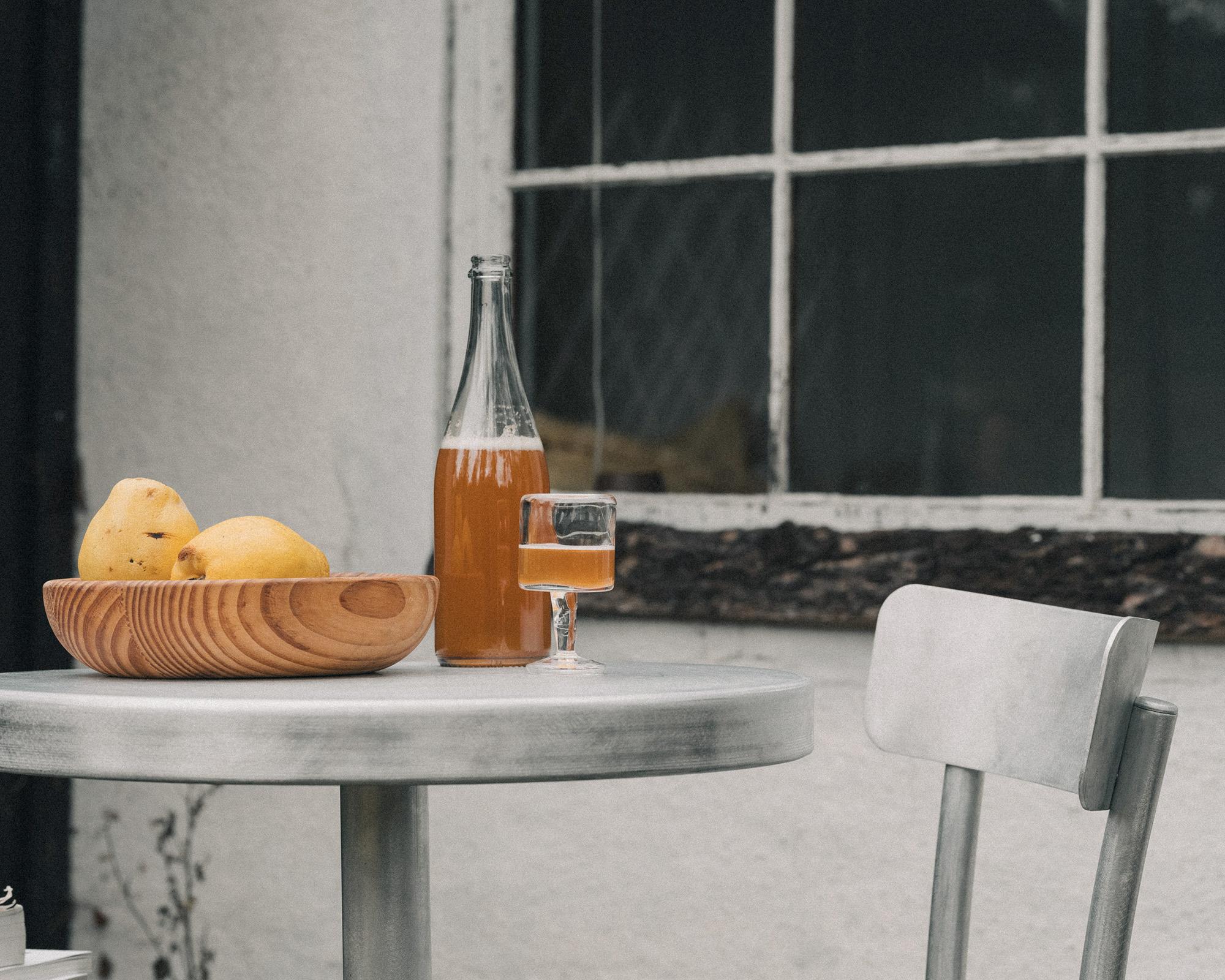 Der Tasca Table wurde in Zusammenarbeit mit dem portugiesischen Designer Pedro Sottomayor entworfen und ist ein leichter Aluminiumtisch für den Innen- und Außenbereich, inspiriert von den lokalen Tavernen in Portugal, den Tascas