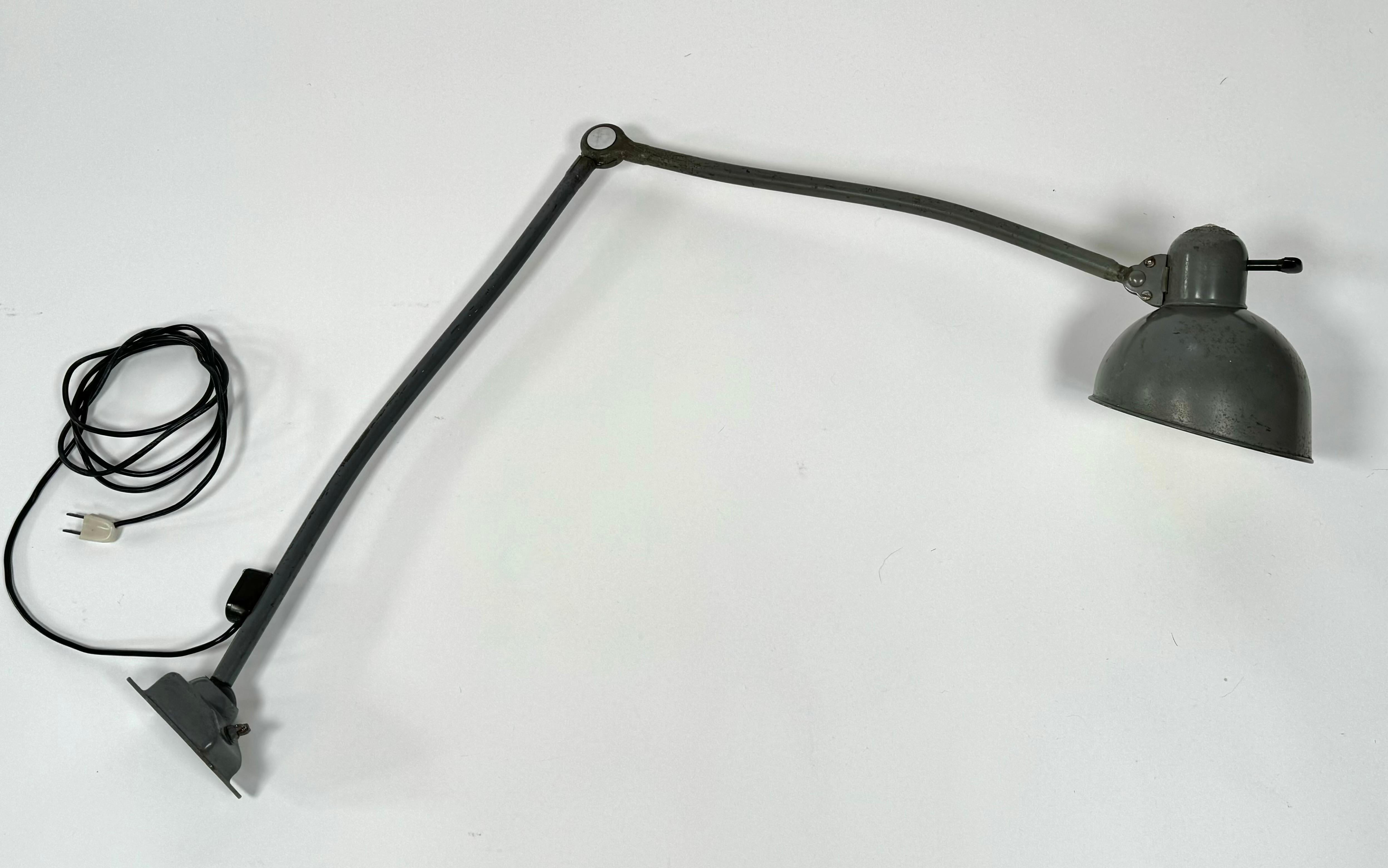 Lampe de travail des années 1950 par Kaiser Dell, réalisée dans le style Bauhaus, car ces lampes ont été créées pendant le mouvement Bauhaus. Peinture gris clair avec une base réglable et un bras qui peut être ajusté par un levier chromé.