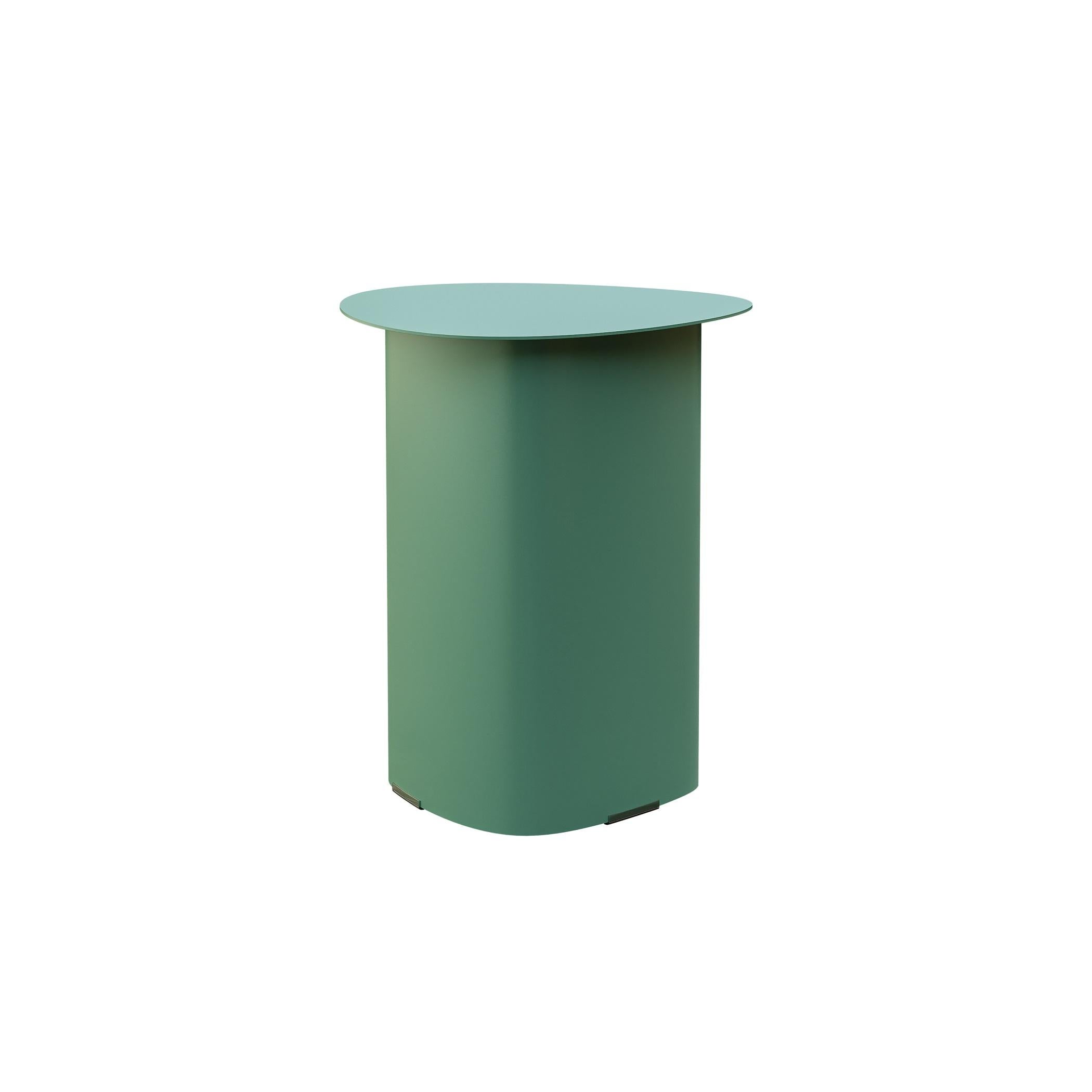 Mit seinem eleganten und modernen Design ist Stons ein echtes Statement, das sich nahtlos in jede Innen- oder Außenumgebung einfügt. Stons ist in einer Reihe von faszinierenden Farboptionen erhältlich und ermöglicht es Ihnen, den perfekten Farbton
