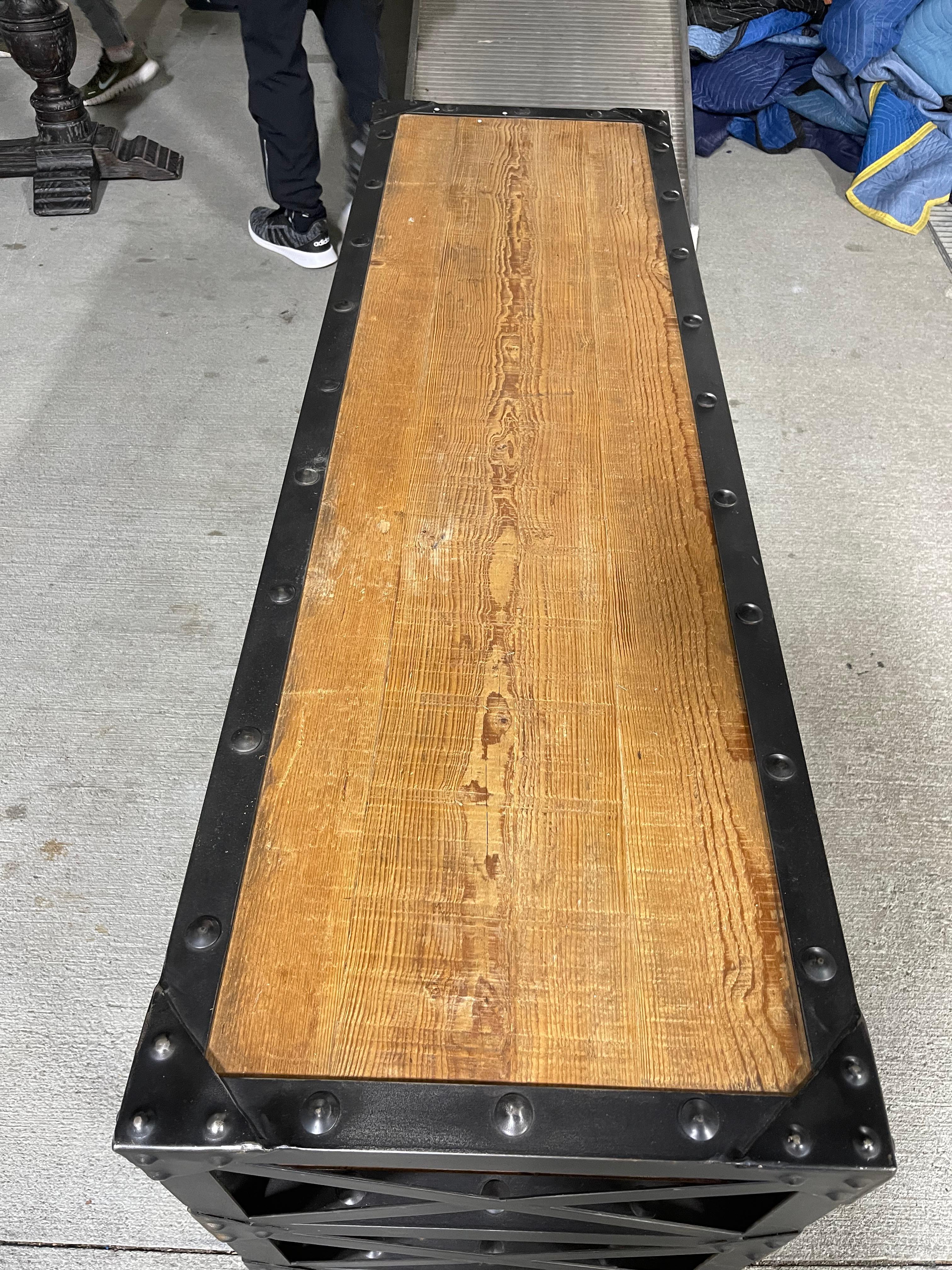 Console industrielle à trois étagères en métal et bois sur roulettes, 21e siècle Bon état - En vente à Savannah, GA