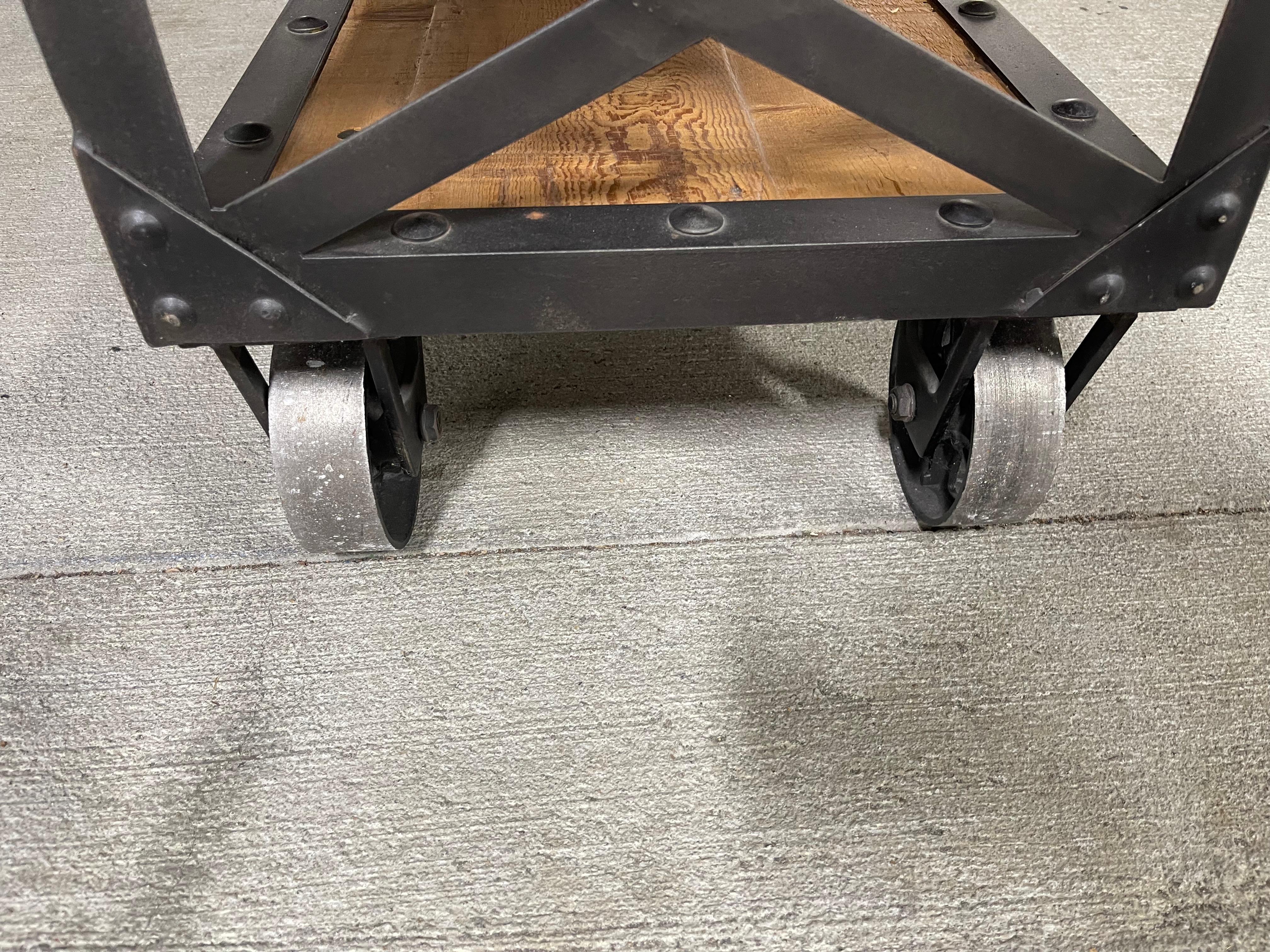Métal Console industrielle à trois étagères en métal et bois sur roulettes, 21e siècle en vente