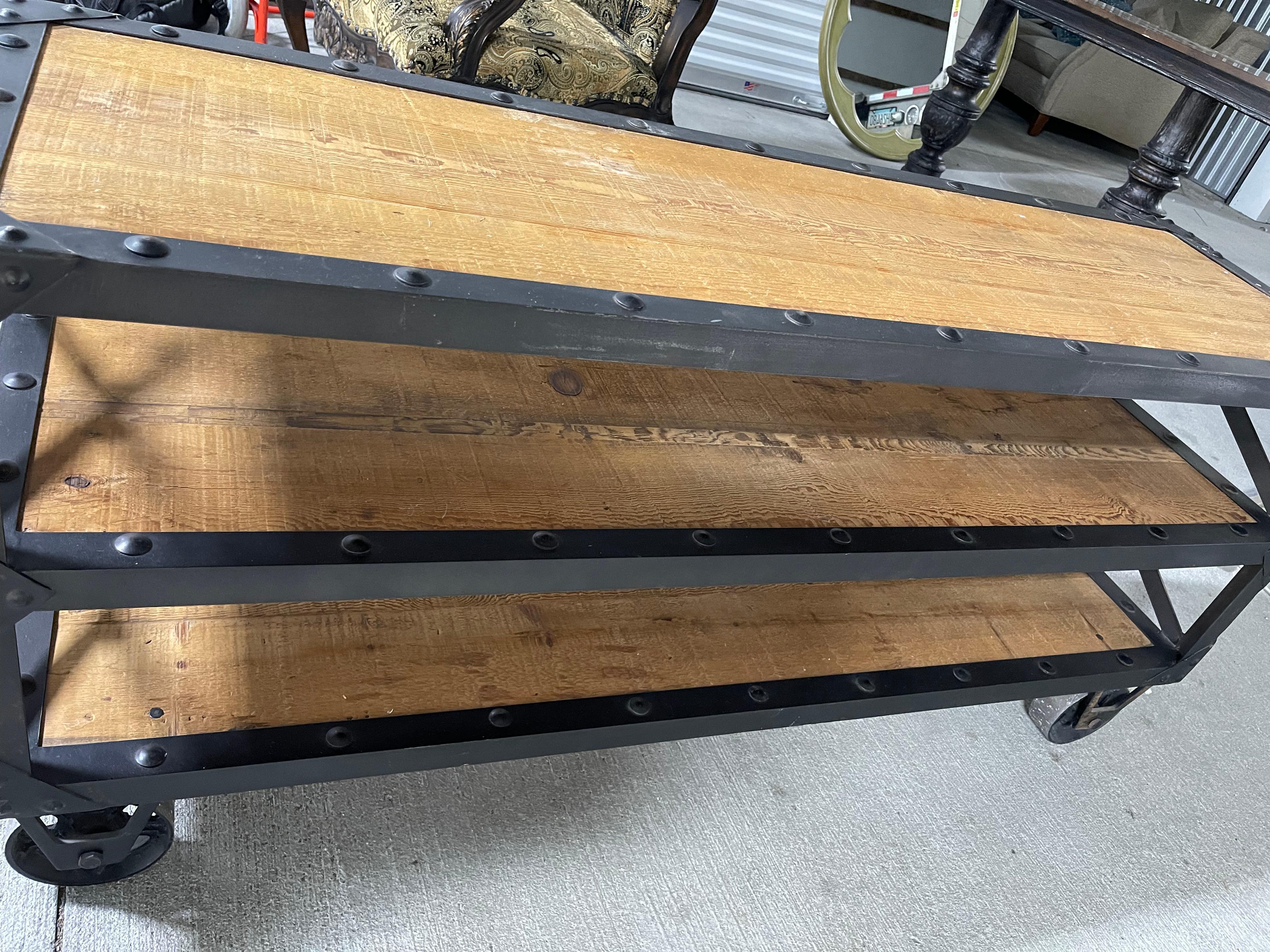 Console industrielle à trois étagères en métal et bois sur roulettes, 21e siècle en vente 1