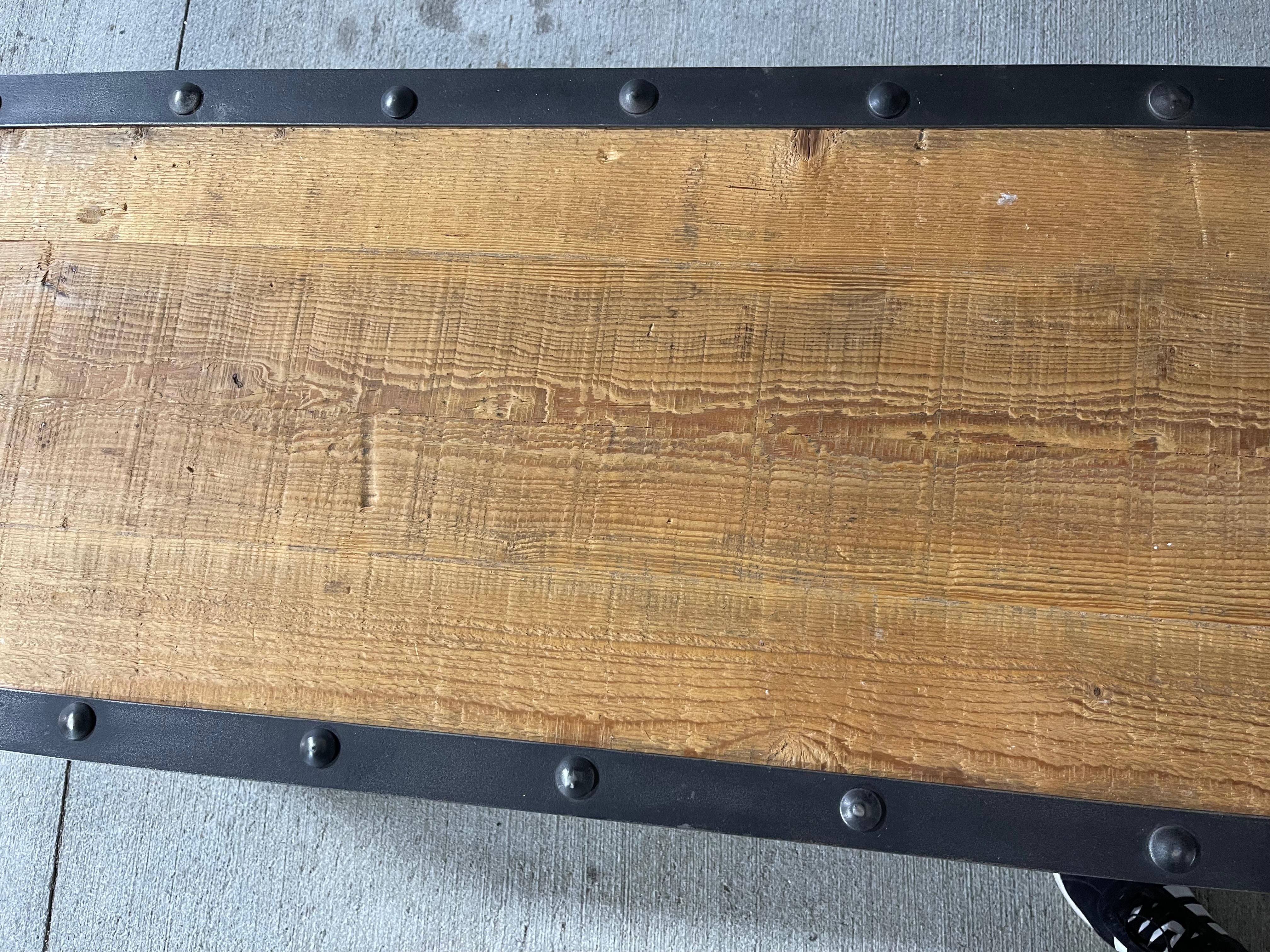 Console industrielle à trois étagères en métal et bois sur roulettes, 21e siècle en vente 2