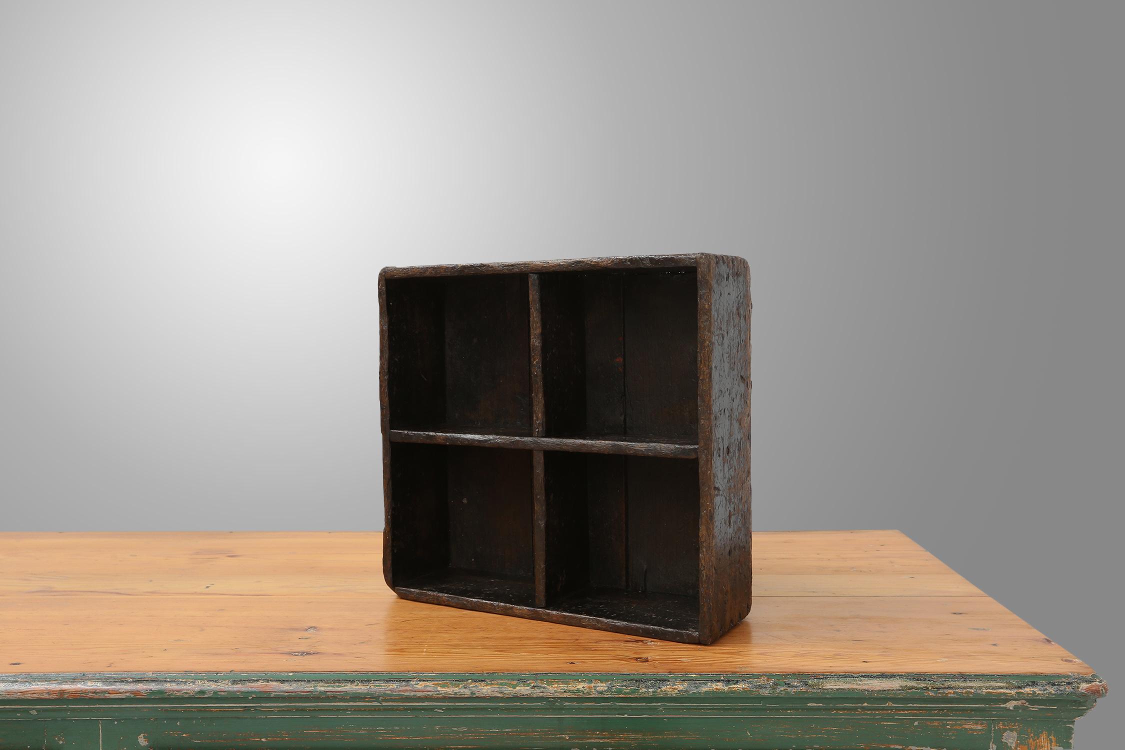This tray is made of dark and patina-ted wood, which gives it a rustic and authentic look. The tray has four subdivisions, where you can store all kinds of items, such as pens, scissors, notebooks, keys, etc.