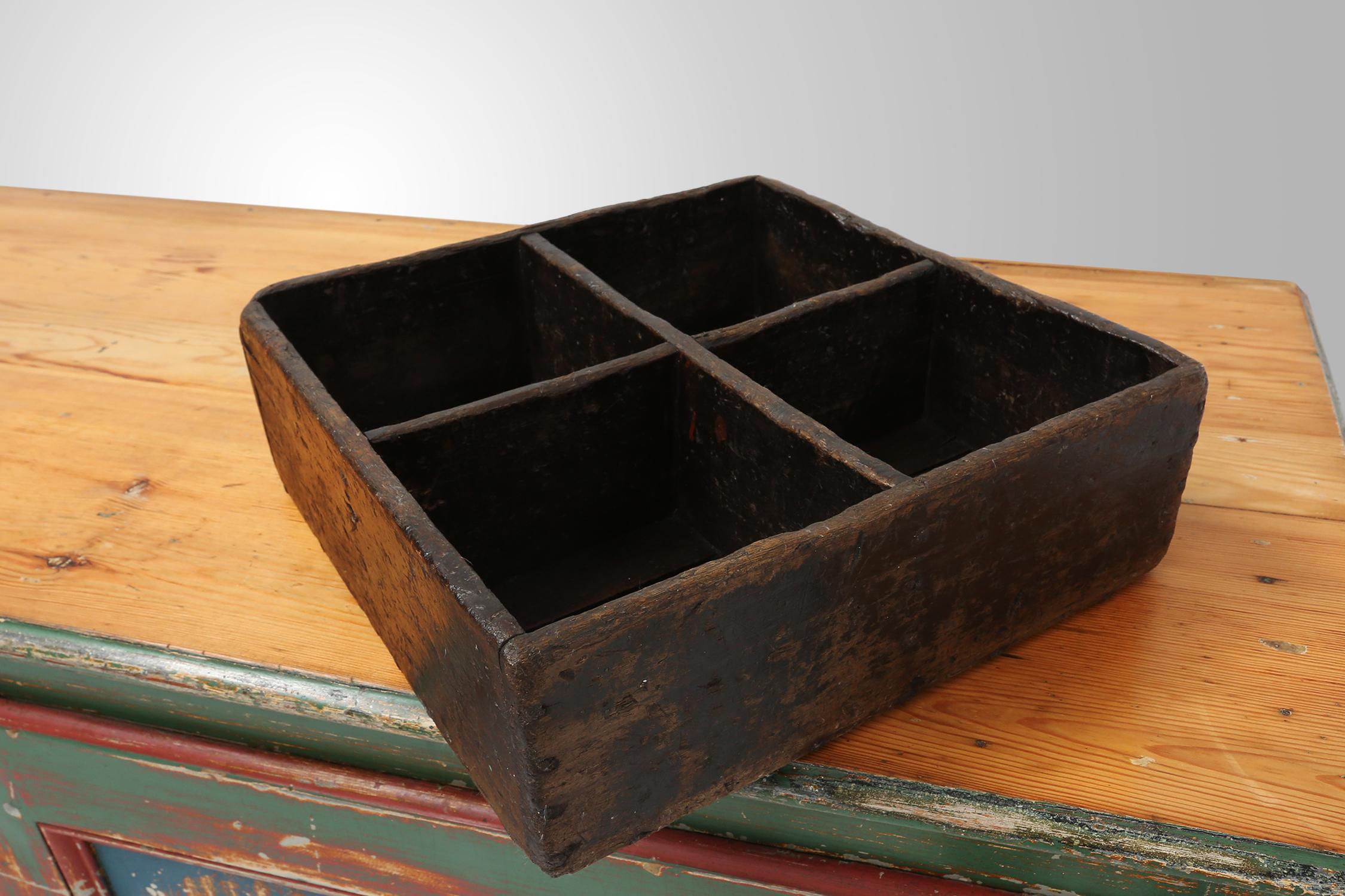 Industrial tray made of solid wood, 1920 For Sale 3