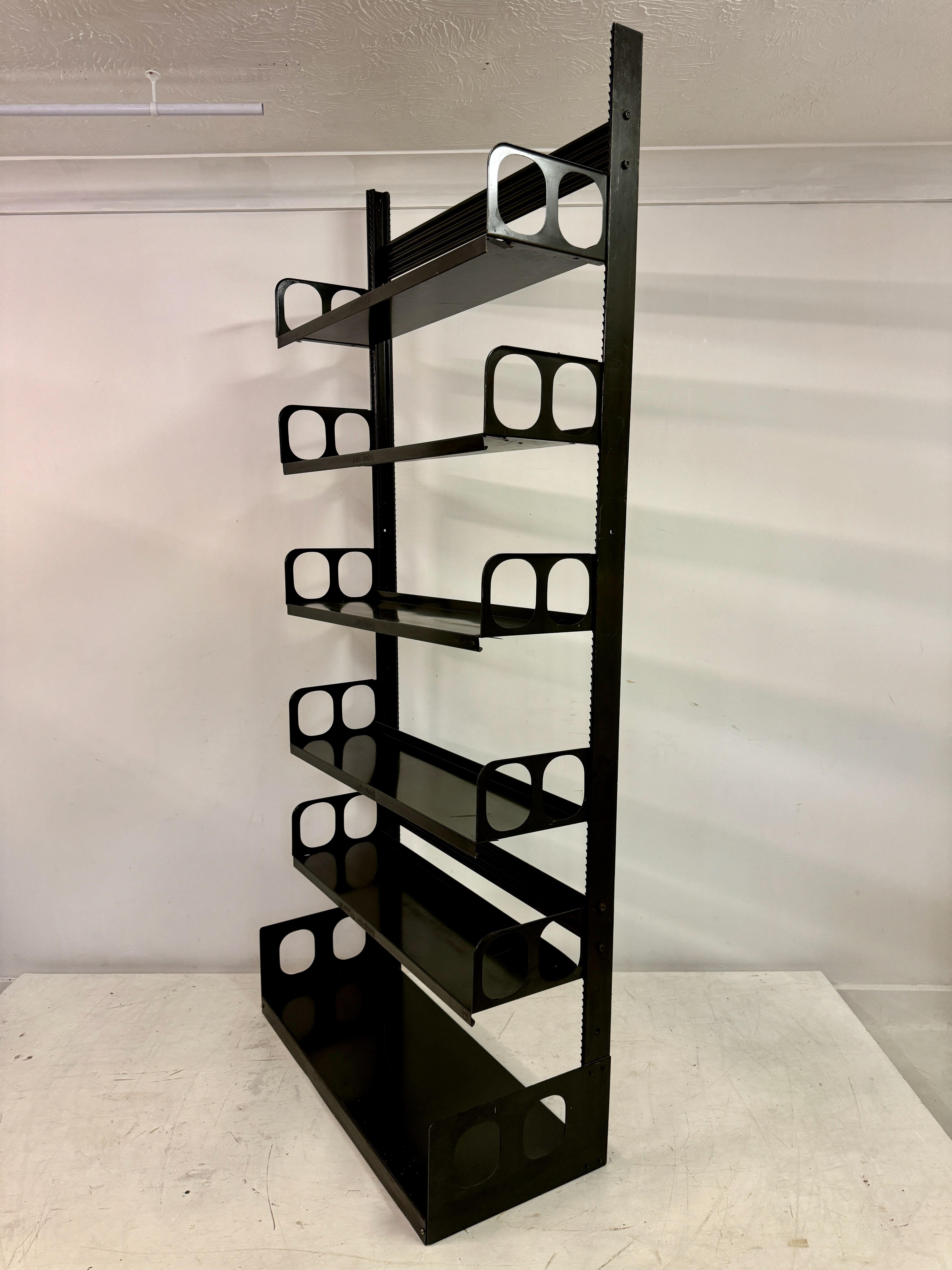Libreria o scaffale industriale Trienniale in Greene & Greene di Lips Vago in vendita 9