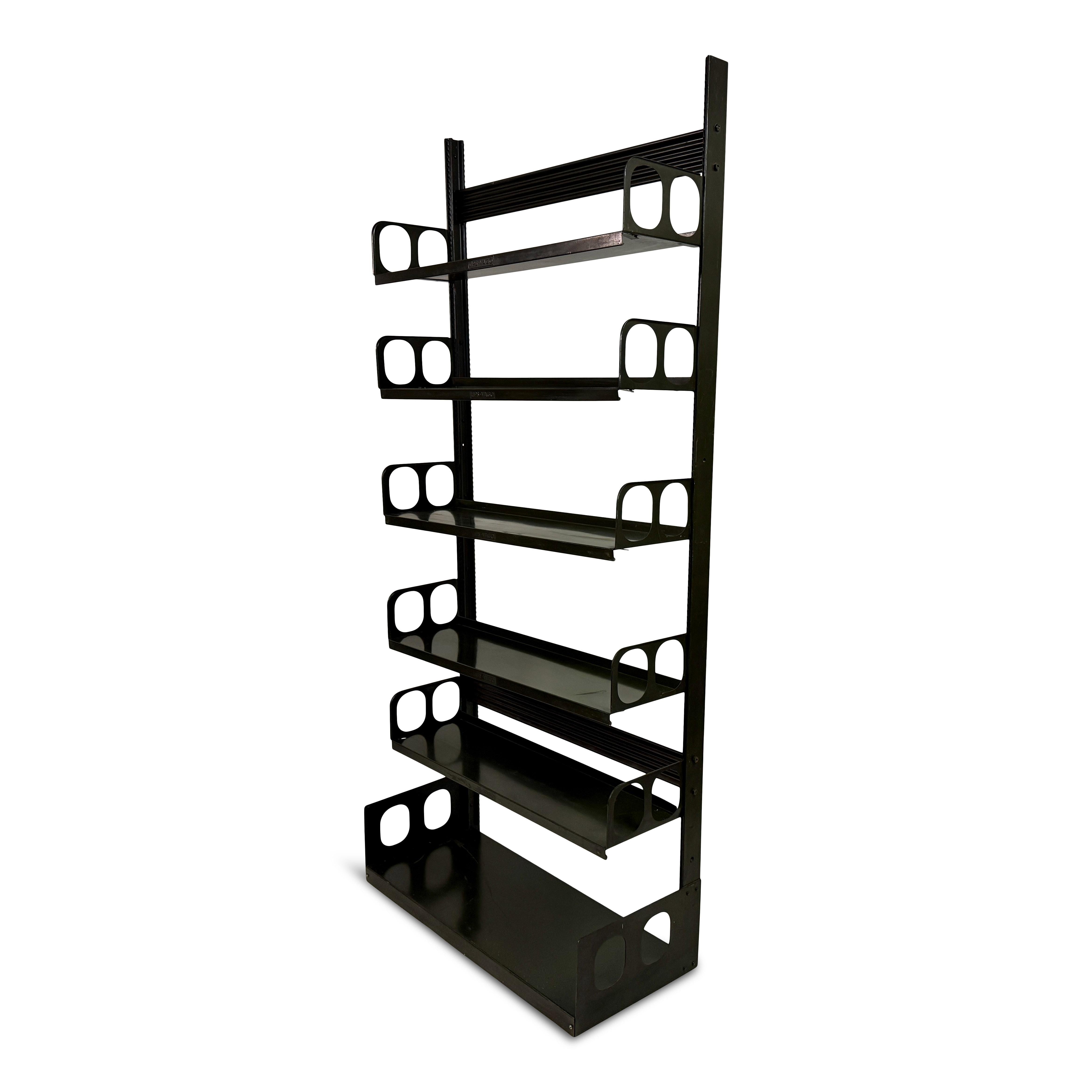 Scaffale 'Trienniale' di Lips Vago. In acciaio laccato verde scuro, Italia, anni '50. Con ripiani regolabili.  Altre sette librerie Congresso disponibili in diversi colori. Consulta le altre inserzioni. 

Un design classico che sfoggia un'estetica