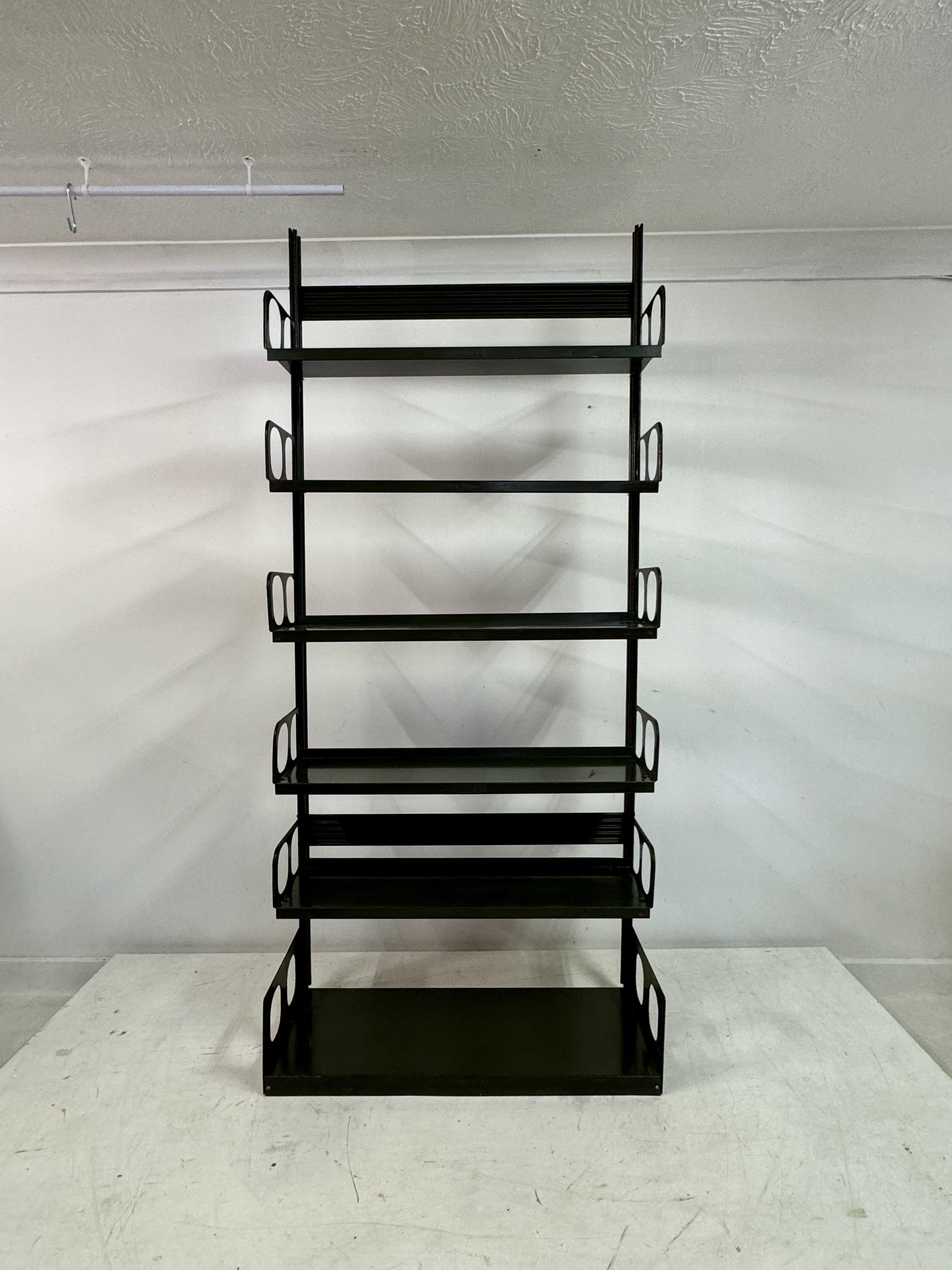 Mid-Century moderno Libreria o scaffale industriale Trienniale in Greene & Greene di Lips Vago in vendita