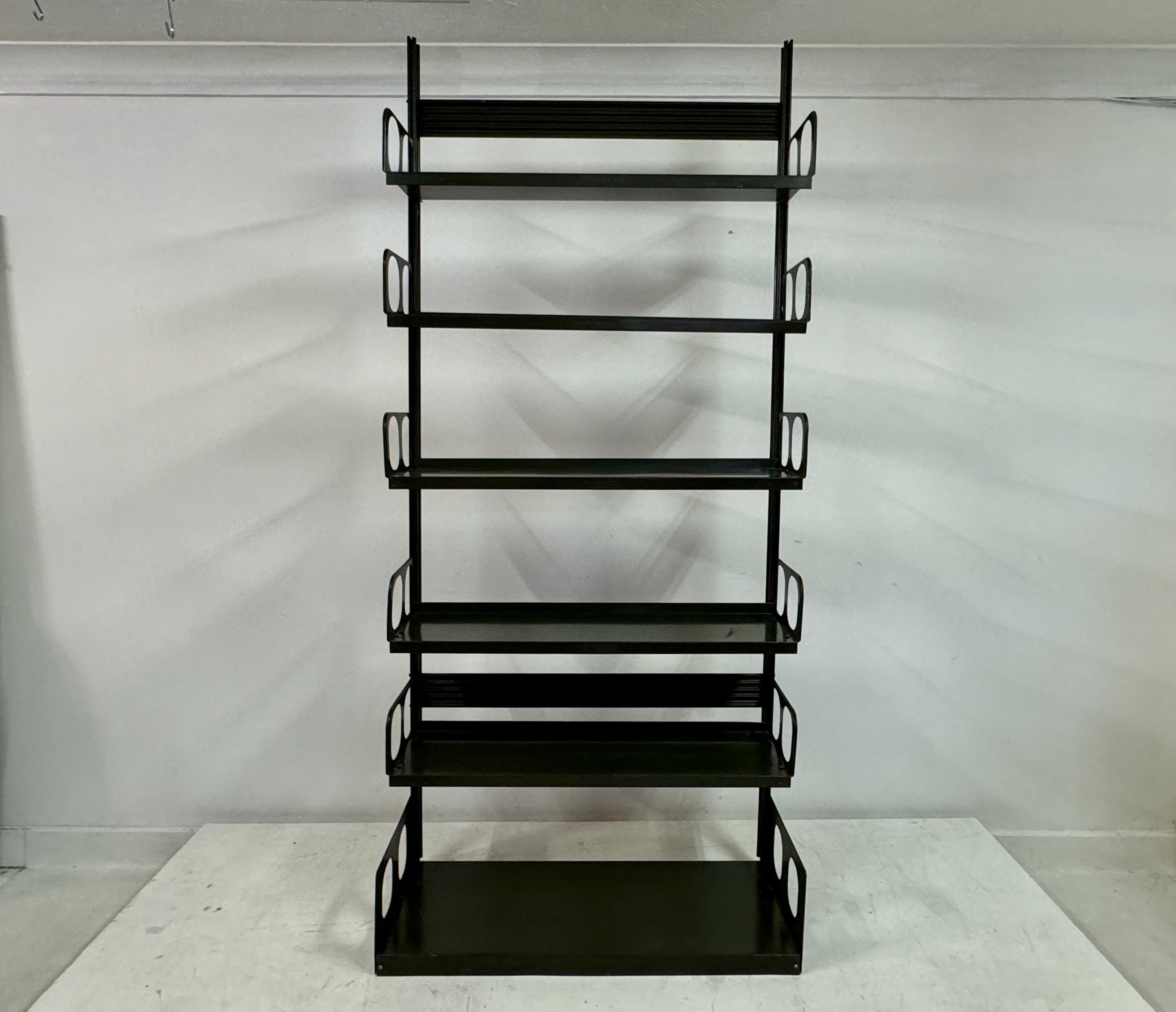 Italiano Libreria o scaffale industriale Trienniale in Greene & Greene di Lips Vago in vendita