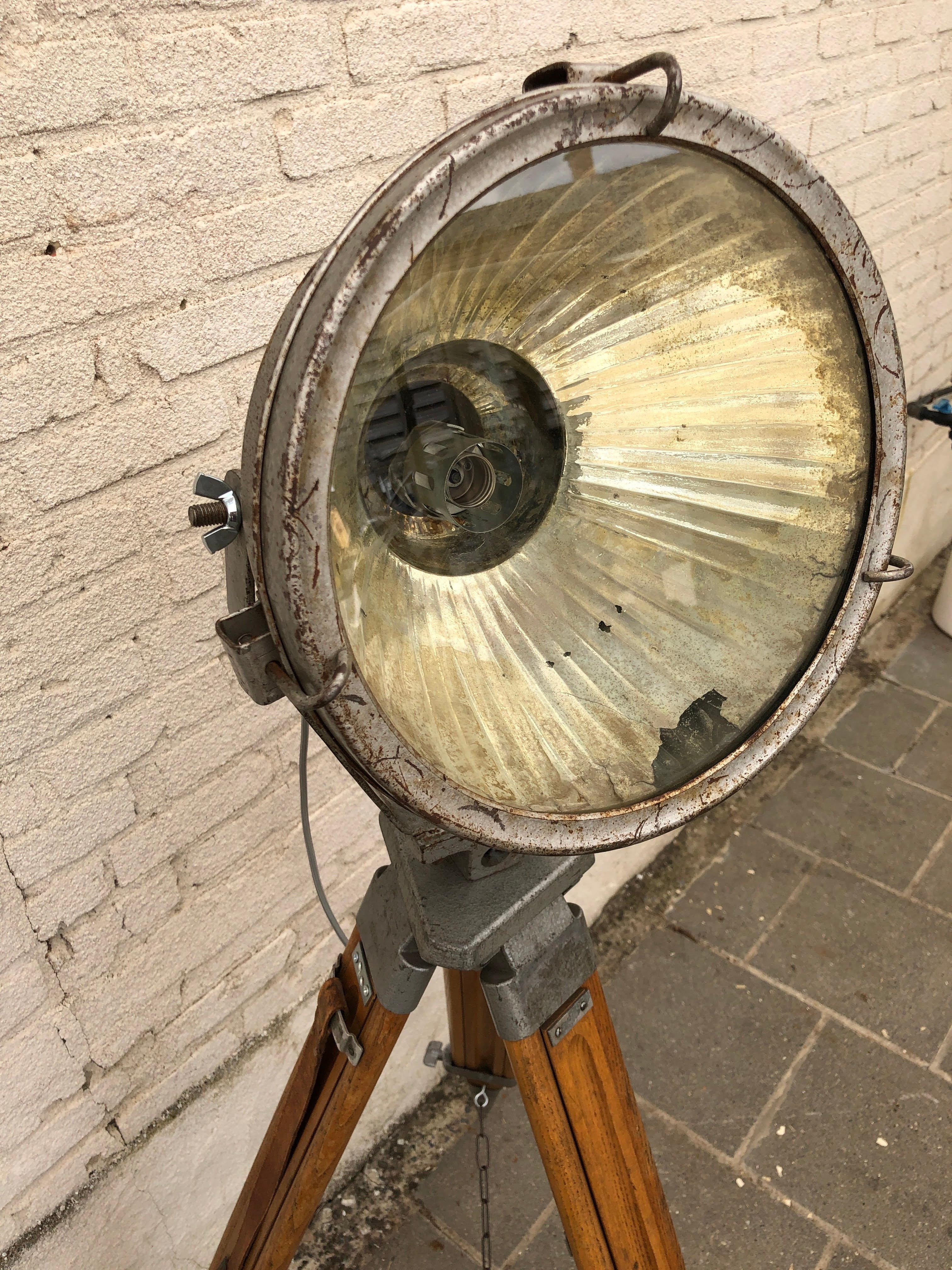 Industrial Tripod Floor Lamp, 1970s In Good Condition In Leuven, Vlaams Gewest