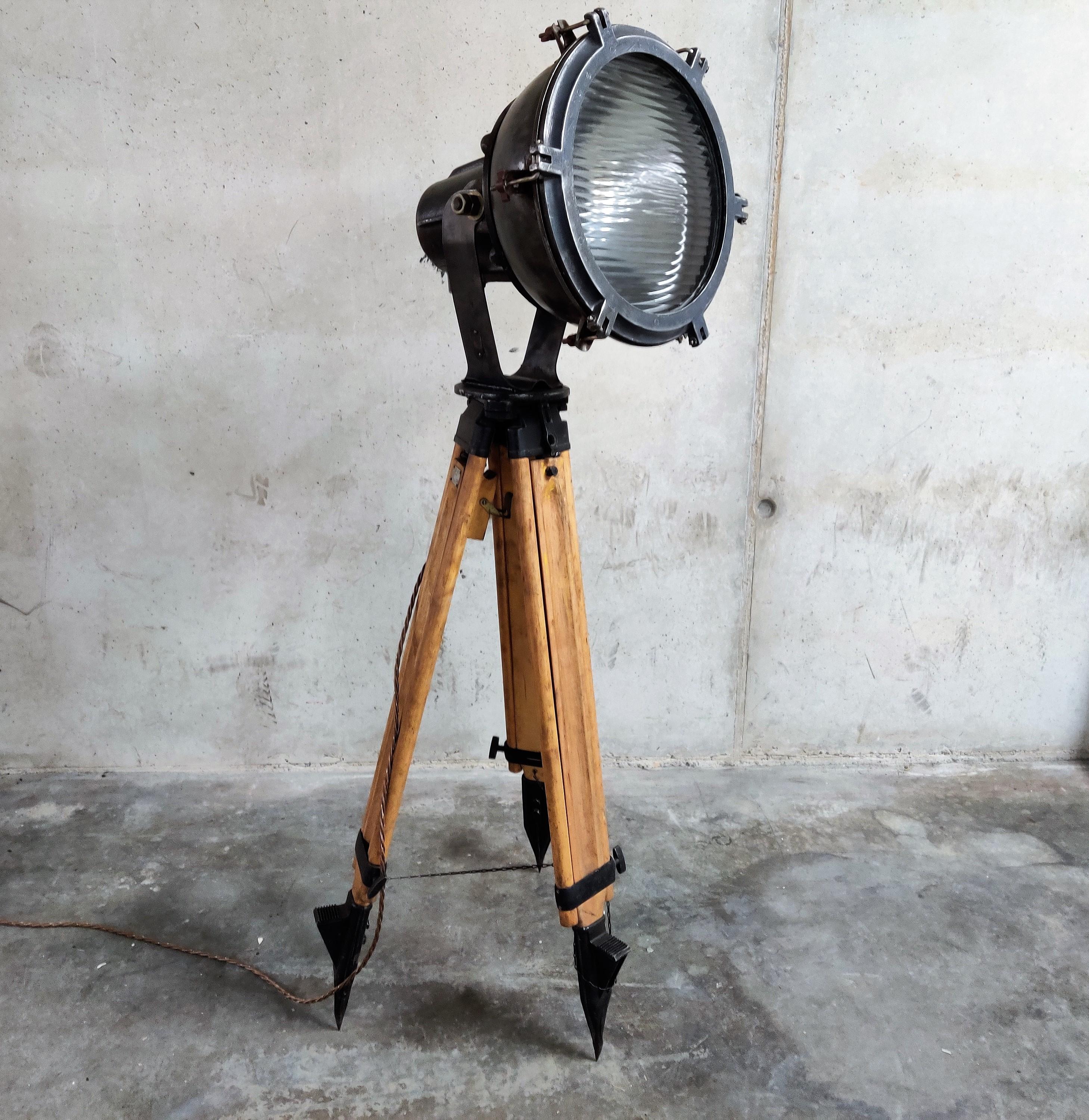 Industrial Tripod Floor Lamp, 1970s In Good Condition In Leuven, Vlaams Gewest