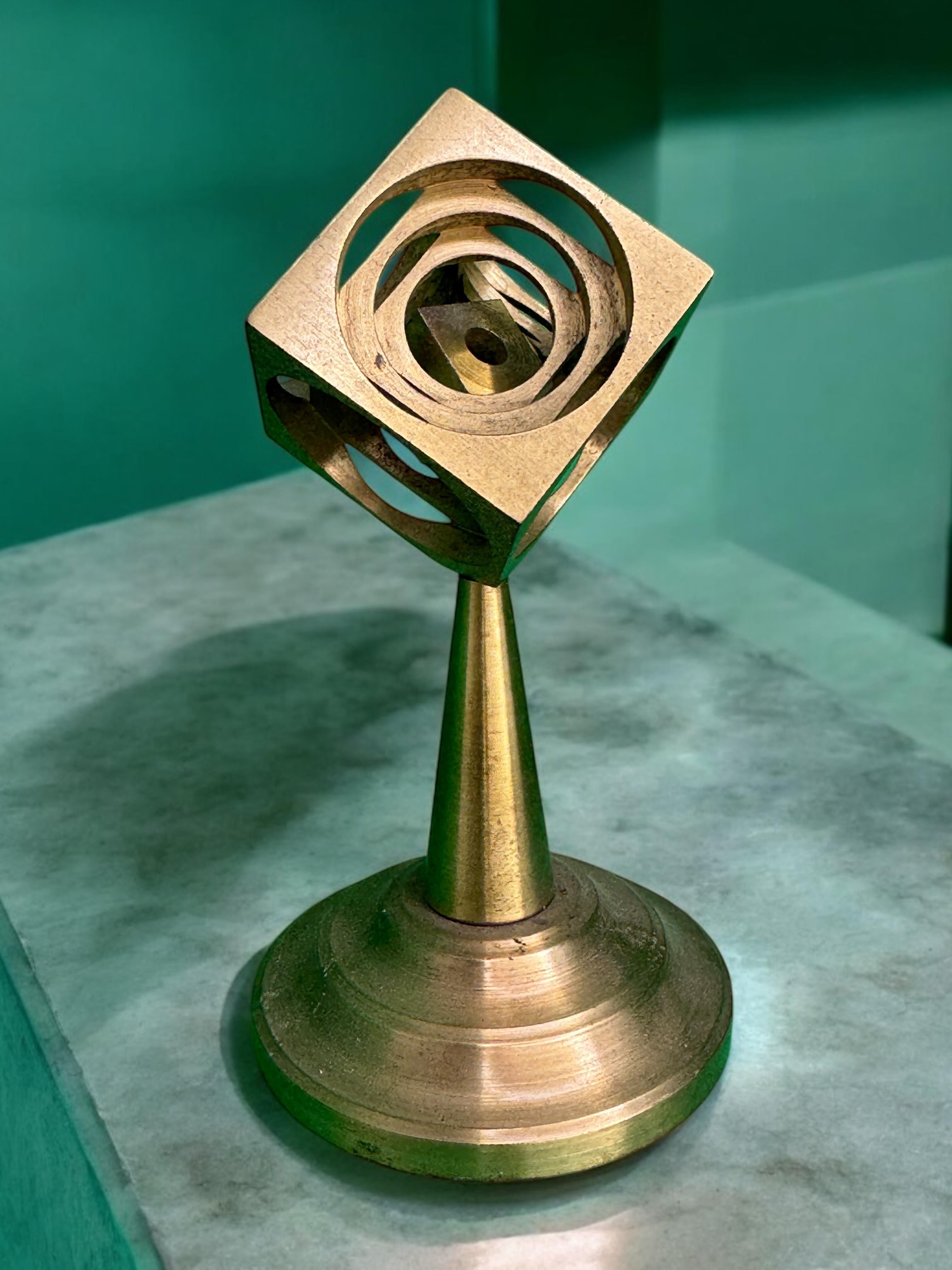 Metallo Scultura da scrivania Industrial Design a cubo in scala, Germania, anni '70 in vendita