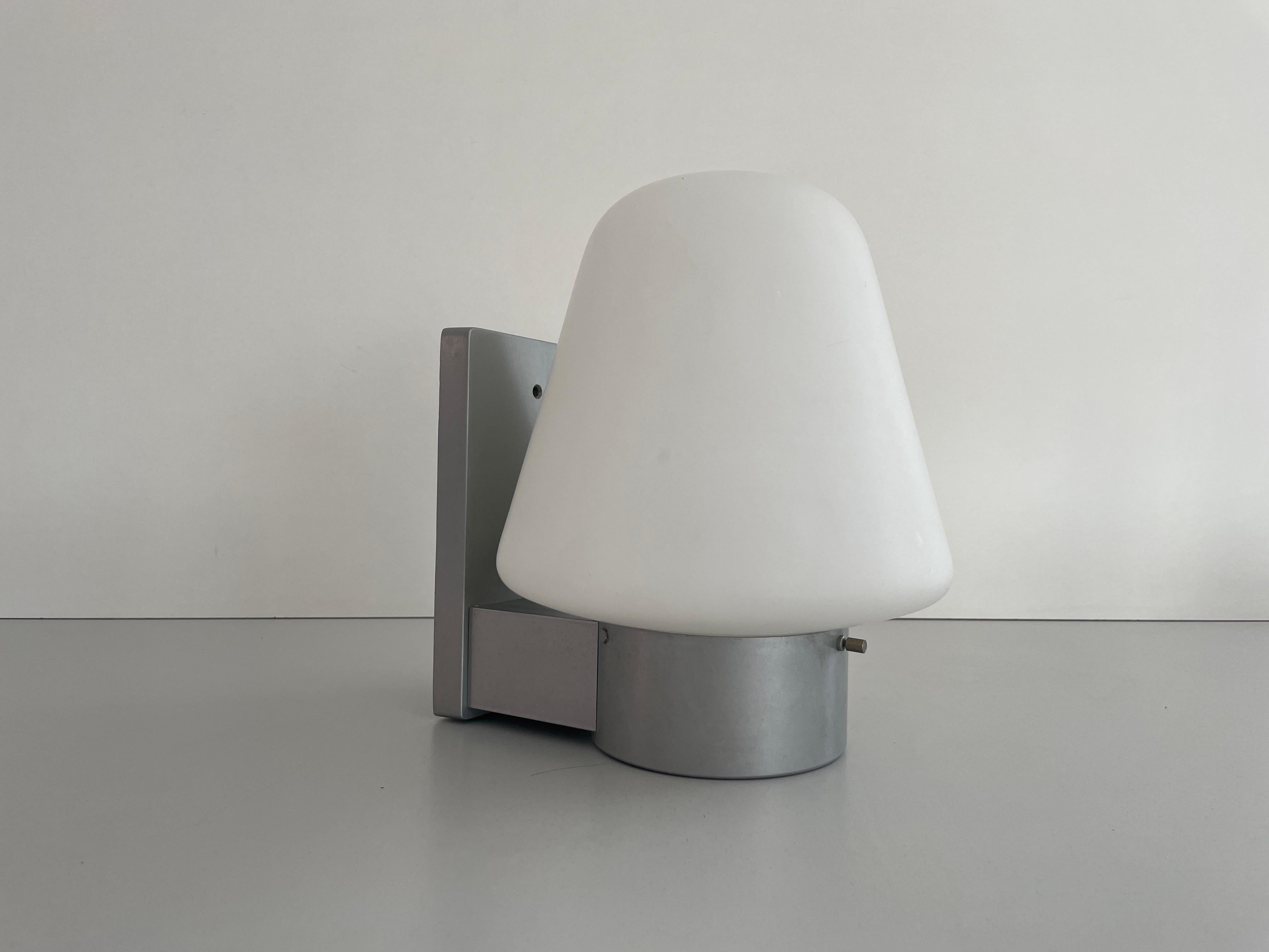 Applique simple en verre conique de type industriel par Stilnovo, années 1950, Italie

Lampe murale très élégante et minimaliste.

Les lampes sont en très bon état.

Ces lampes fonctionnent avec des ampoules standard E27. Chaque lampe fonctionne