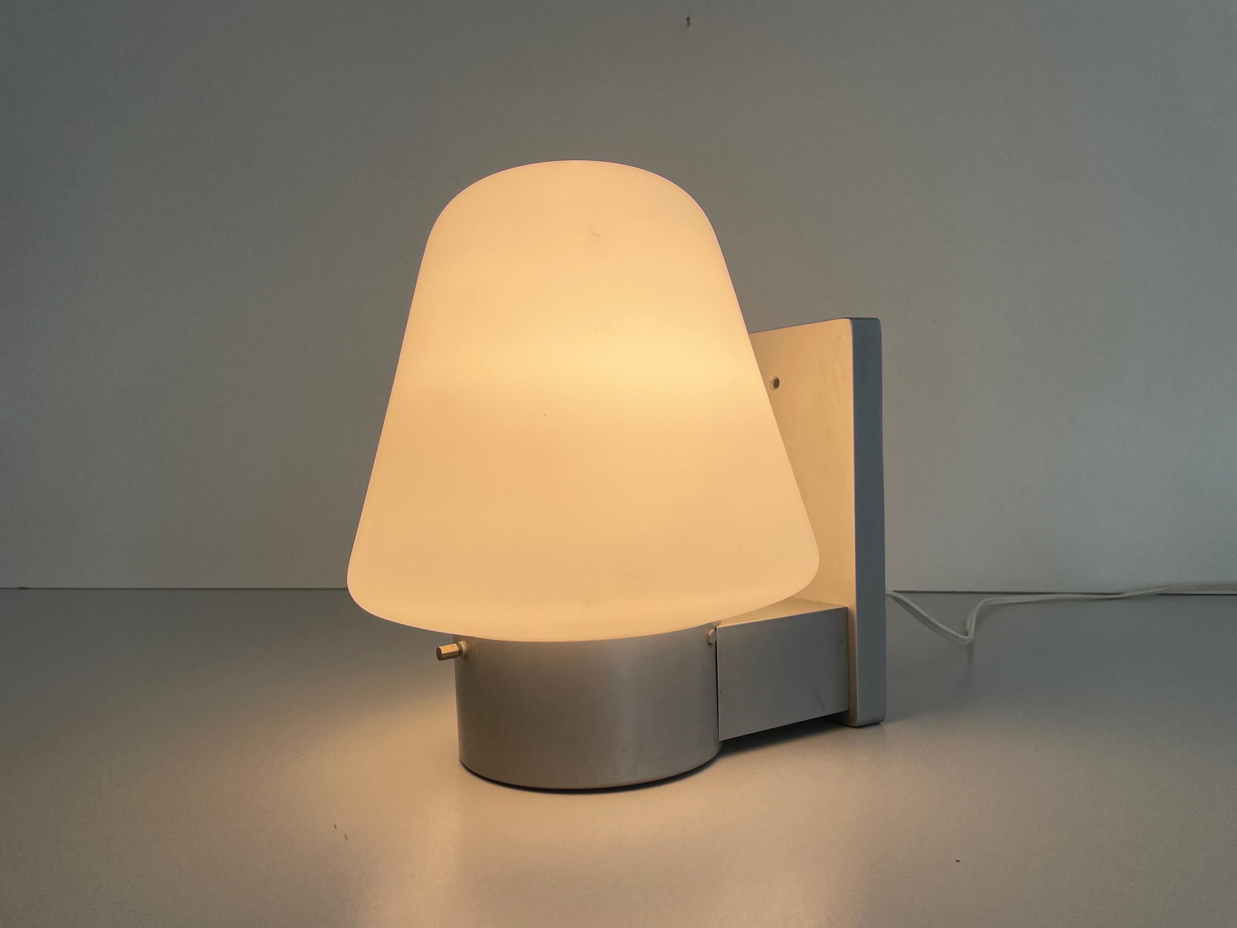 Applique simple en verre conique de type industriel par Stilnovo, années 1950, Italie en vente 2
