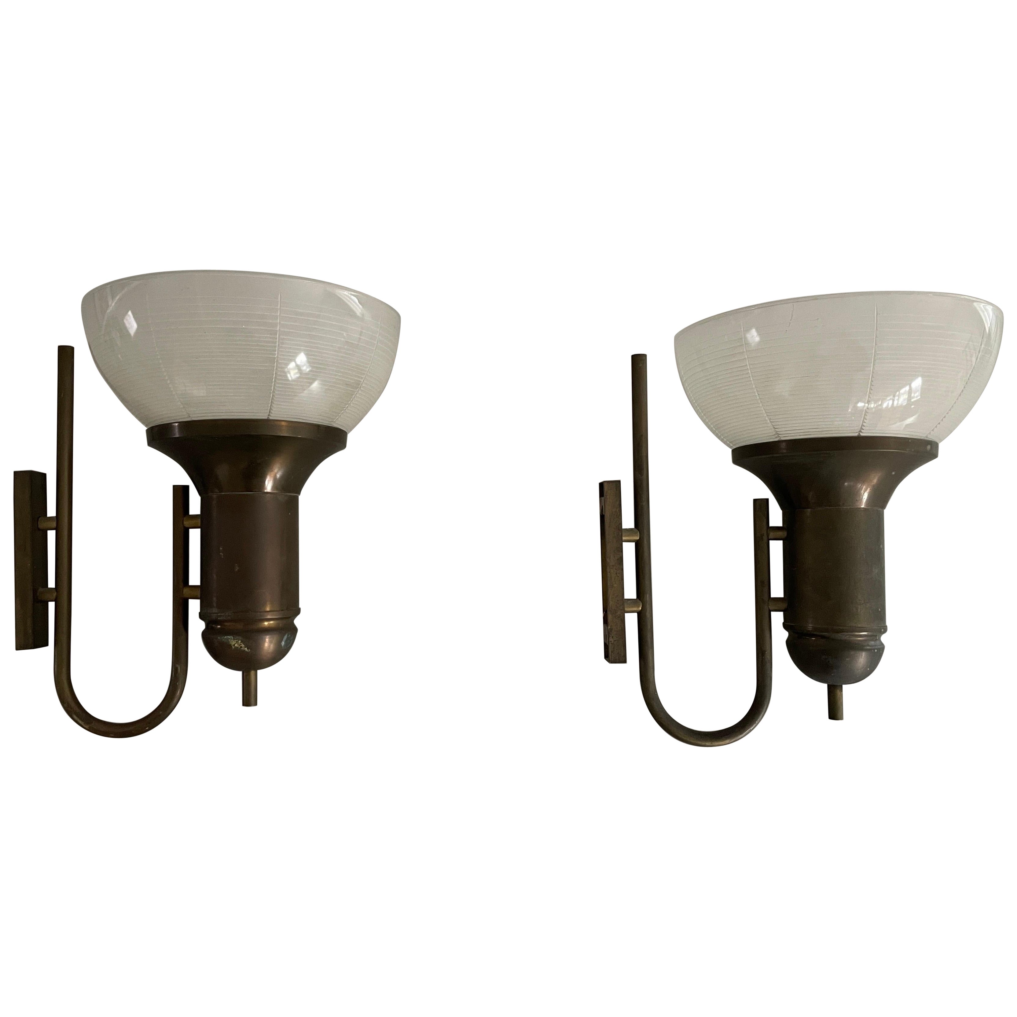 Pareja de grandes candelabros de vidrio y latón de tipo industrial, años 50, Italia