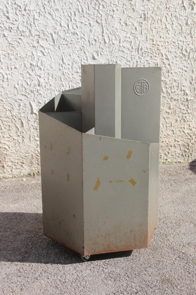 Paragüero industrial de metal gris galvanizado espiral italiano de circa 1960 en venta 4