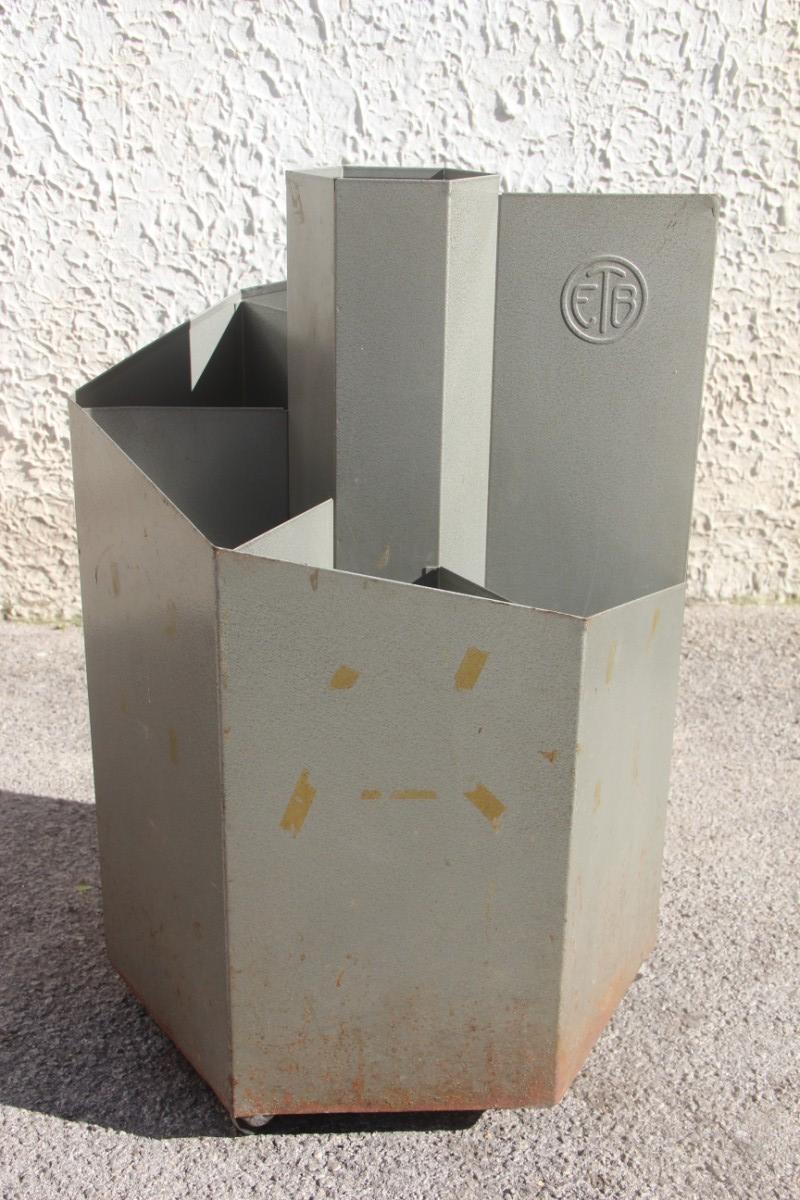 Paragüero industrial de metal gris galvanizado espiral italiano de circa 1960 Moderno de mediados de siglo en venta