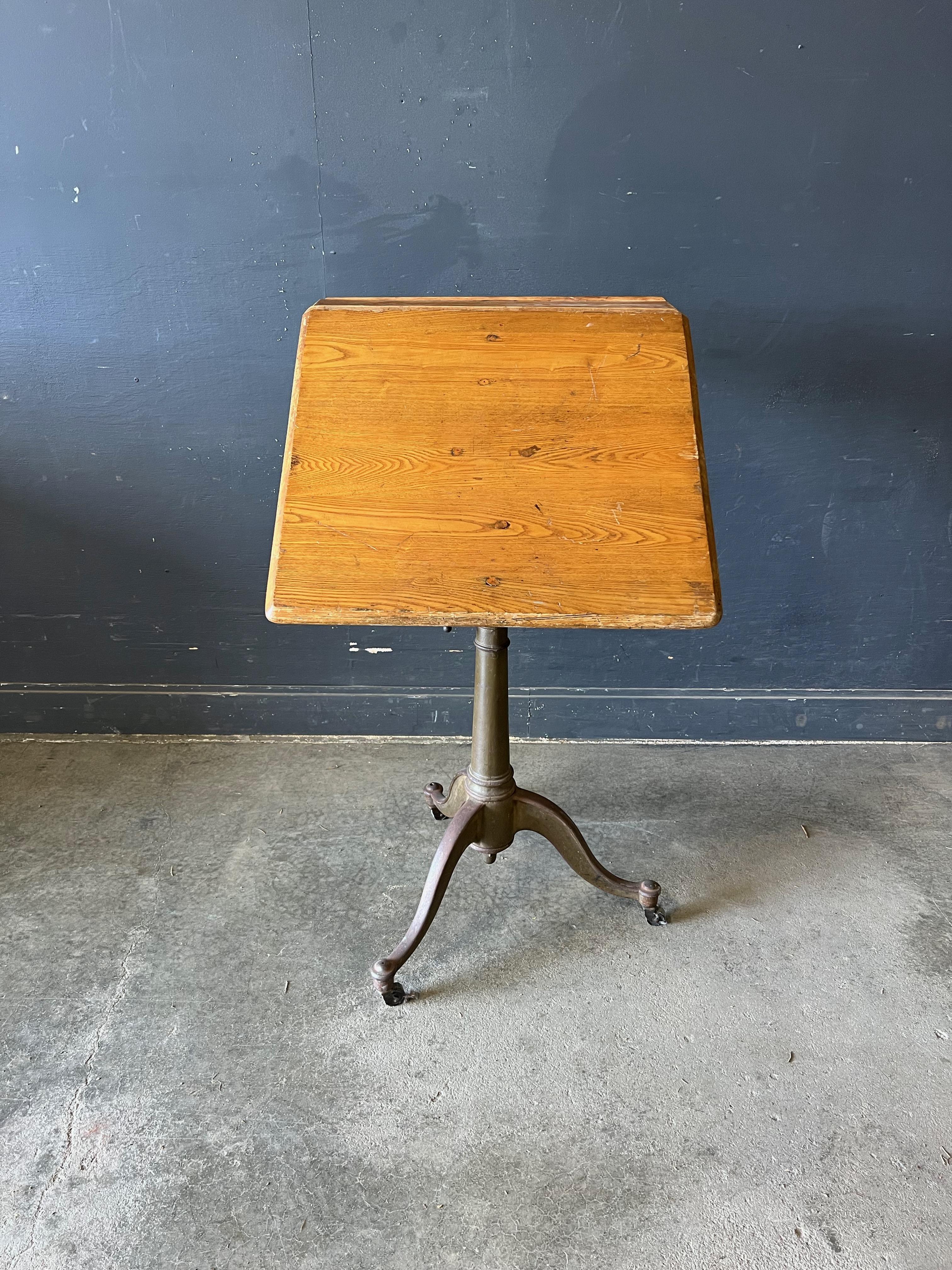 Industrial Vintage Adjustable c 1930 Cast Iron Drafting Table, nice early drafting table with original makers mark stamped on underside, adjustable from 30-42 inches. La table peut prendre plusieurs positions grâce à deux jeux de boutons de réglage