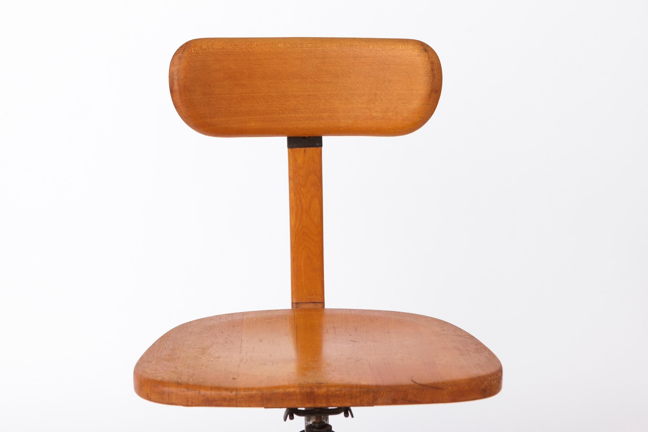 Silla industrial vintage única

Esta característica silla industrial vintage, originaria de Alemania, data de los años 50 y ofrece una mezcla de estilo y durabilidad. 

Características:
Construcción: Fabricada con un robusto armazón de madera de