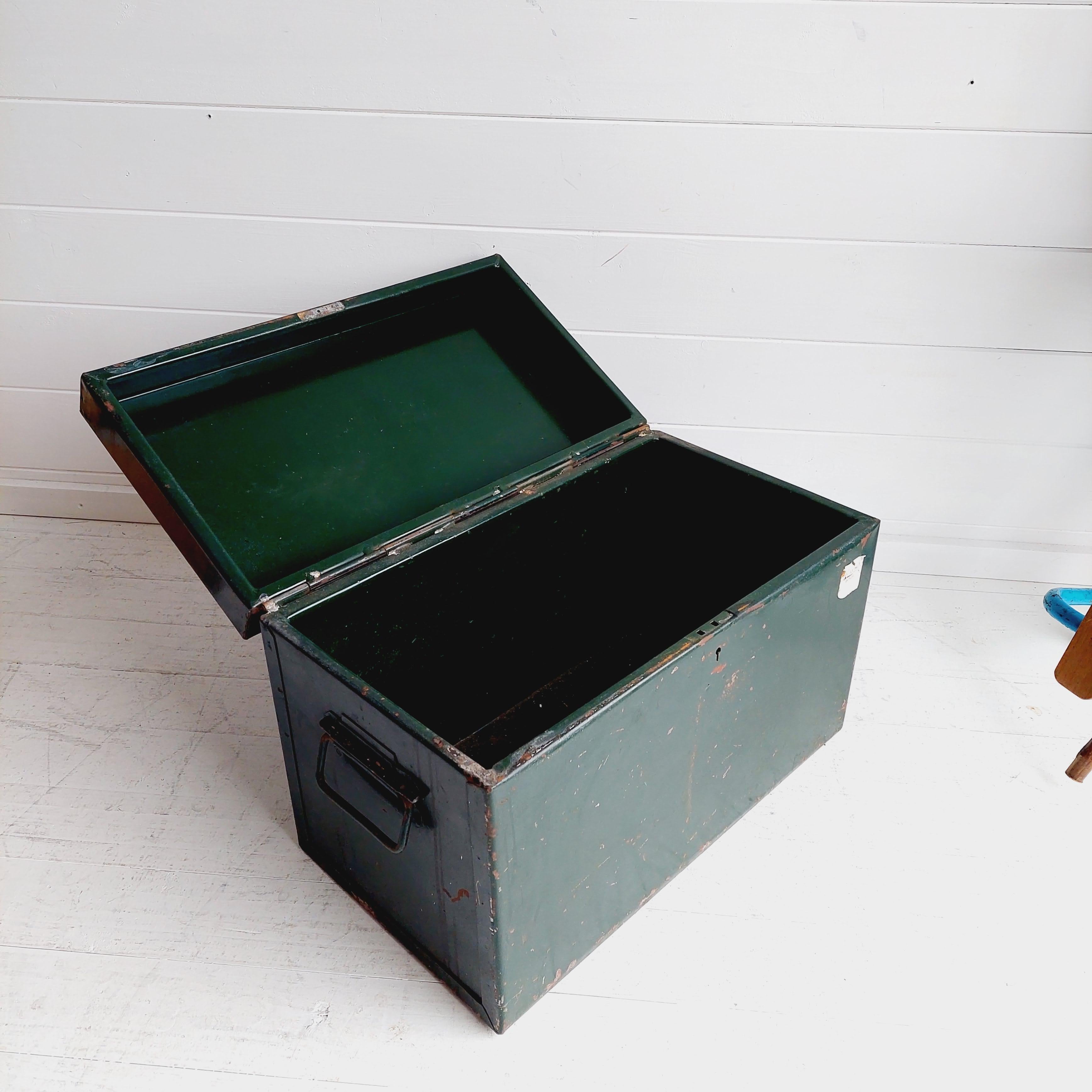 1950s Industrial box travel trunk.

Military green style
Made of green painted metal.
It has a top and sides handles.
A piece with lovely patina perfect to add character to any room.

An excellent addition to any room, as a decor for your