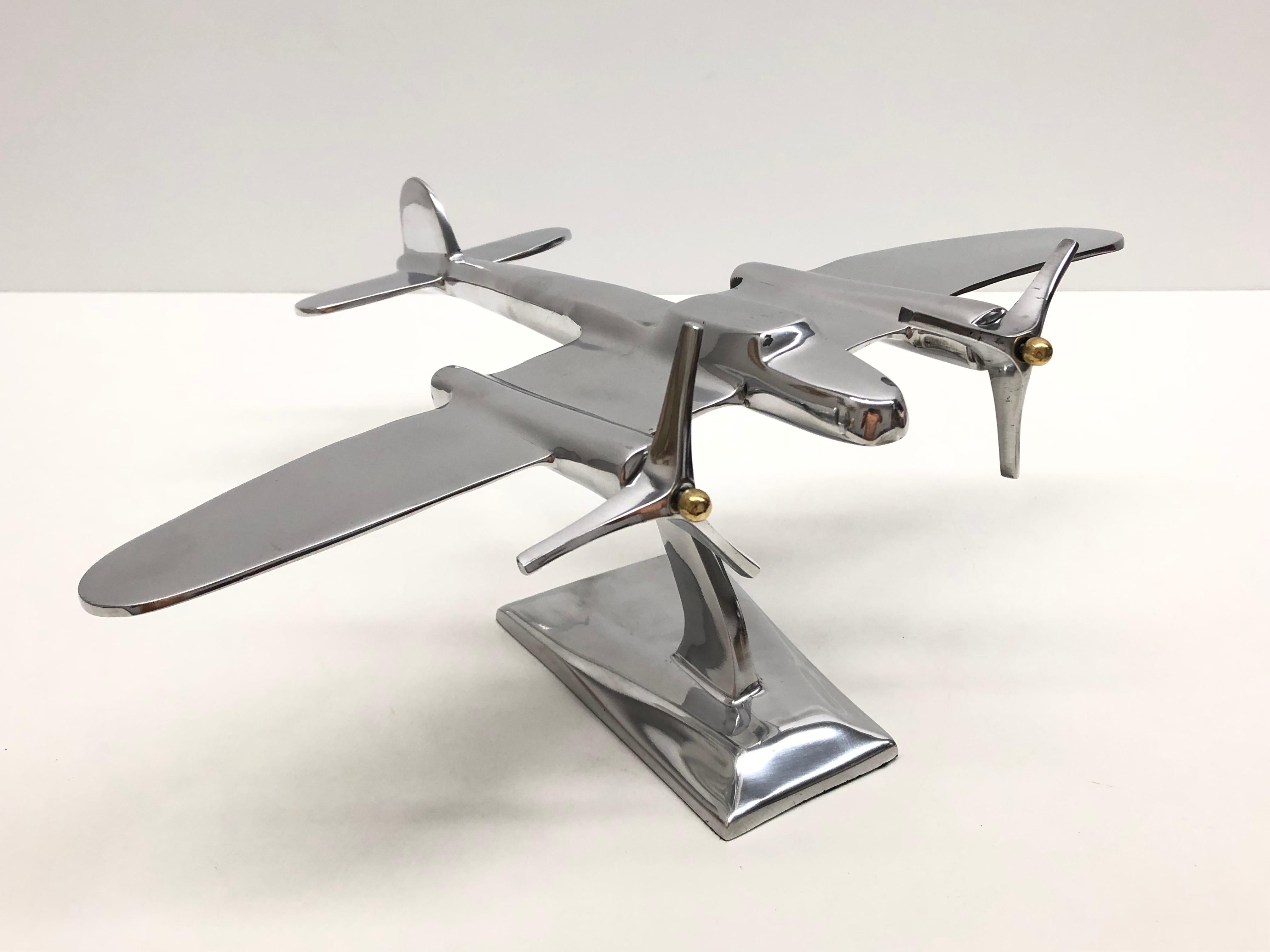 Une maquette d'avion industriel réalisée dans les années 1980. Cet objet unique est fait de métal, probablement de l'aluminium. Une belle sculpture industrielle pour les exposer sur une armoire, une crédence ou un bureau.