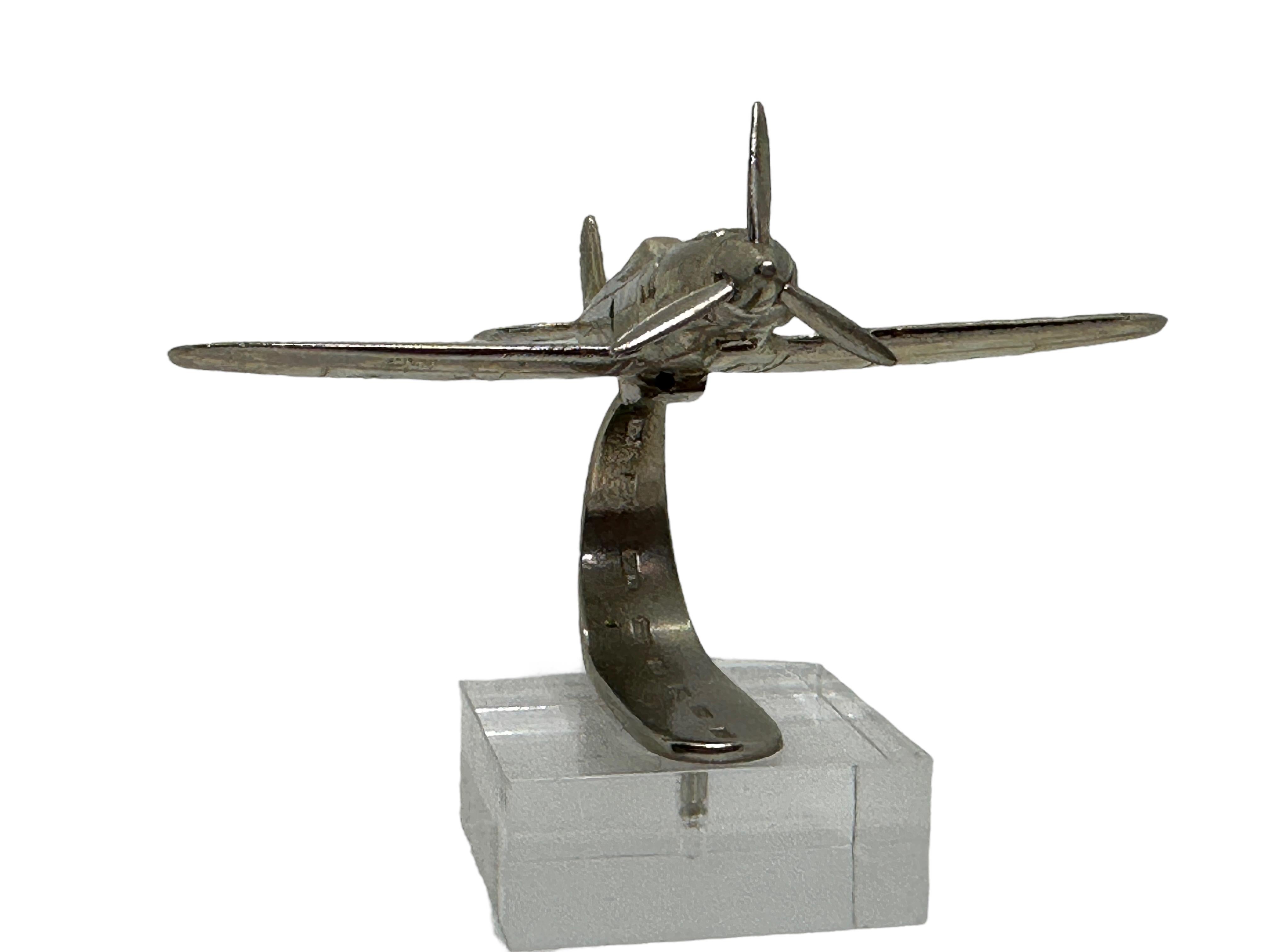 Modèle d'avion industriel réalisé dans les années 1980. Cet objet unique est fabriqué en métal et présente une finition chromée. Une belle sculpture industrielle pour les présenter sur une armoire, une crédence ou un bureau. Il s'agit également d'un