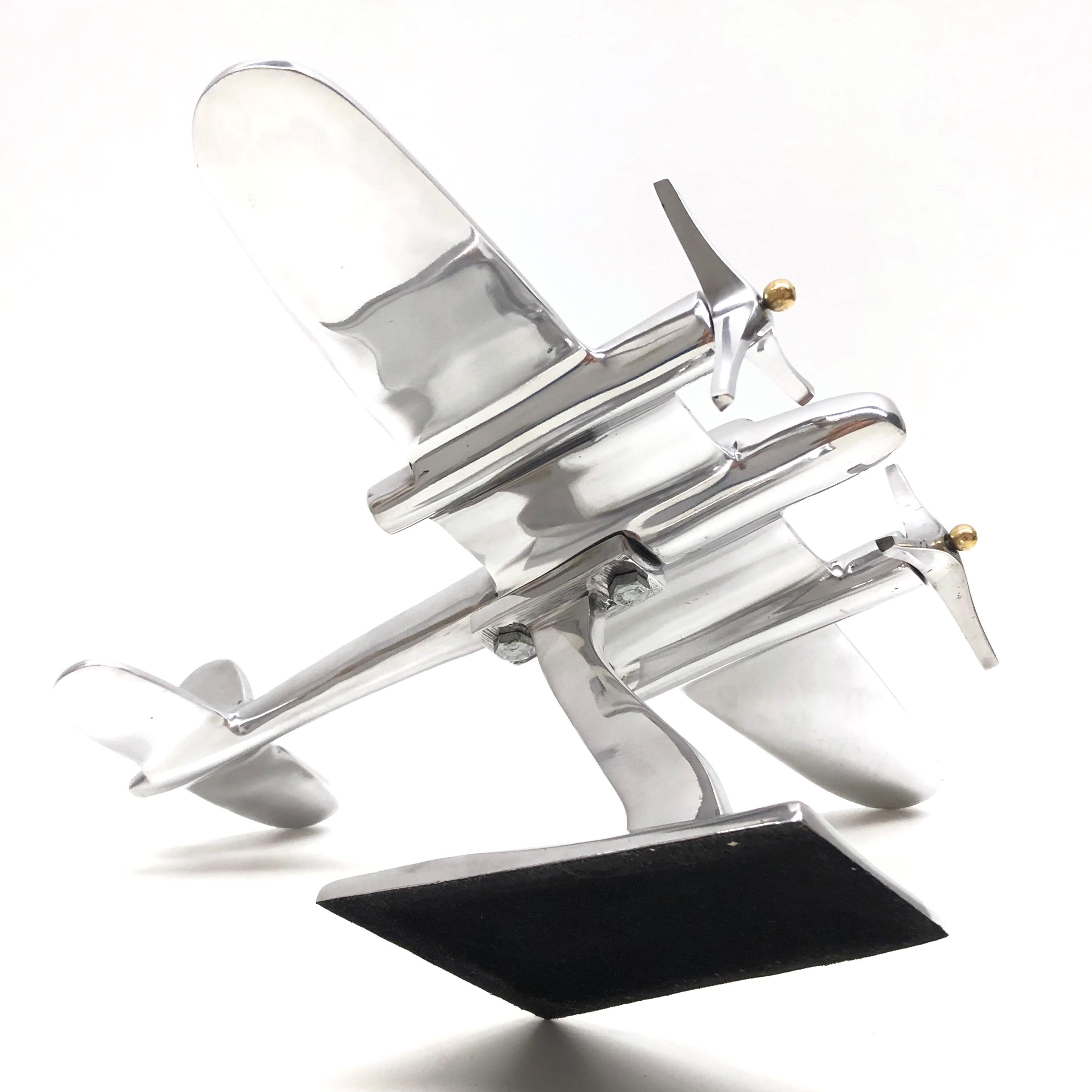 Fin du 20e siècle Statue d'article de bureau industriel vintage en métal, modèle réduit d'avion en forme de fusée, vers 1980