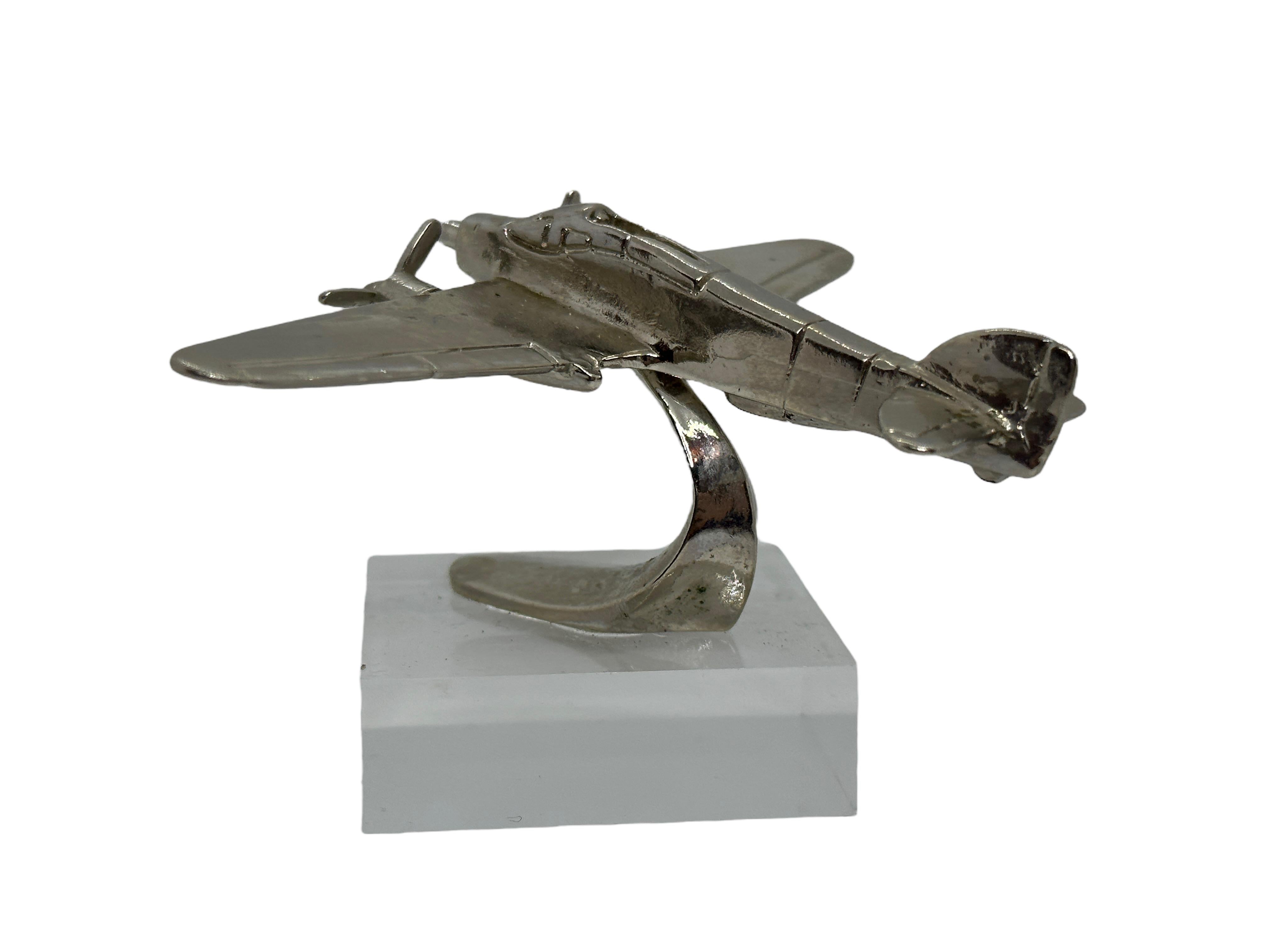 italien Statue d'article de bureau industriel vintage en métal pour avion, c. 1980 en vente