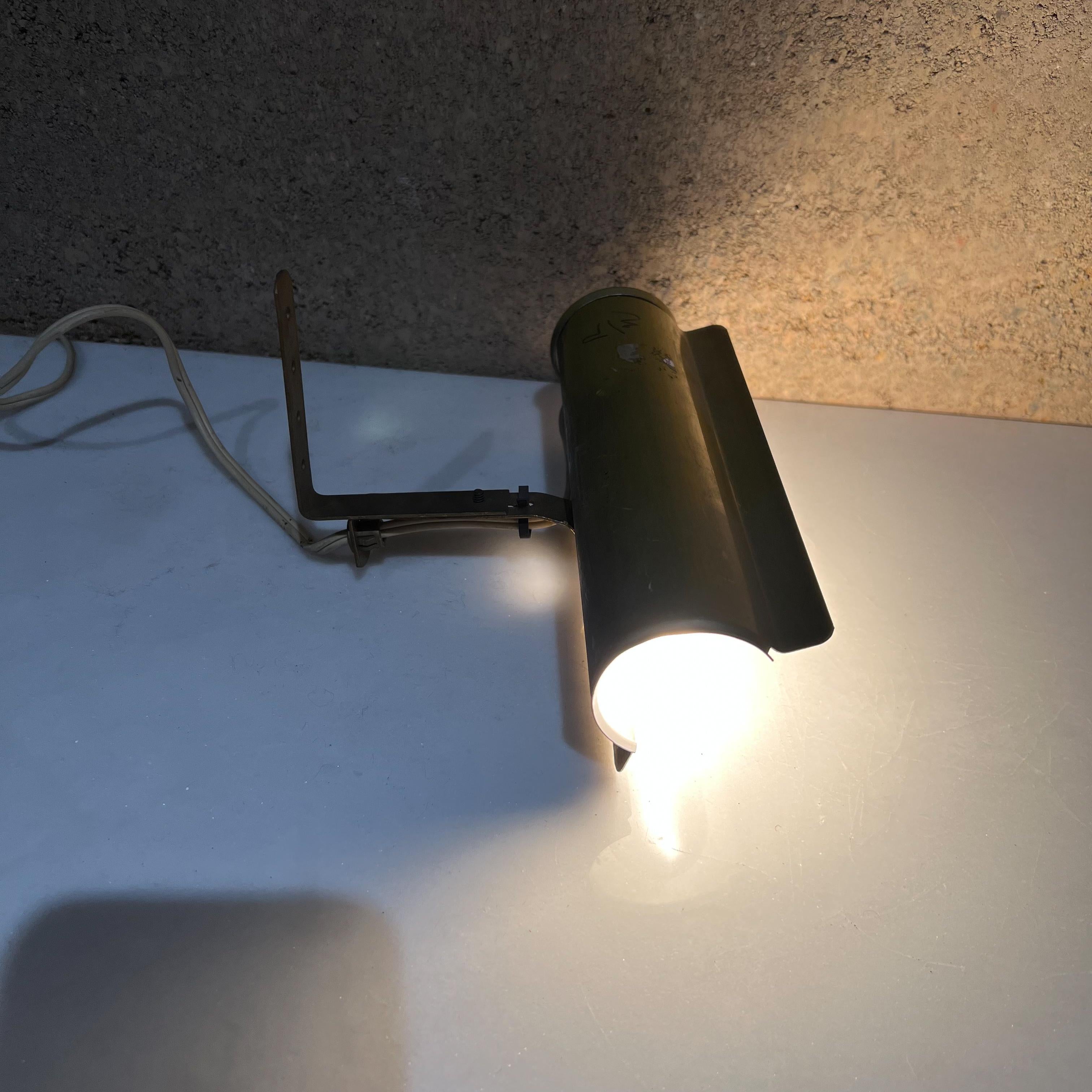 Lumière de travail
Lampe murale vintage en aluminium à petit tube, en or.
Mesures : 6.75 de large x 5,5 de profond x 3 de haut.
État vintage d'origine non restauré.
Voir les images fournies s'il vous plaît.