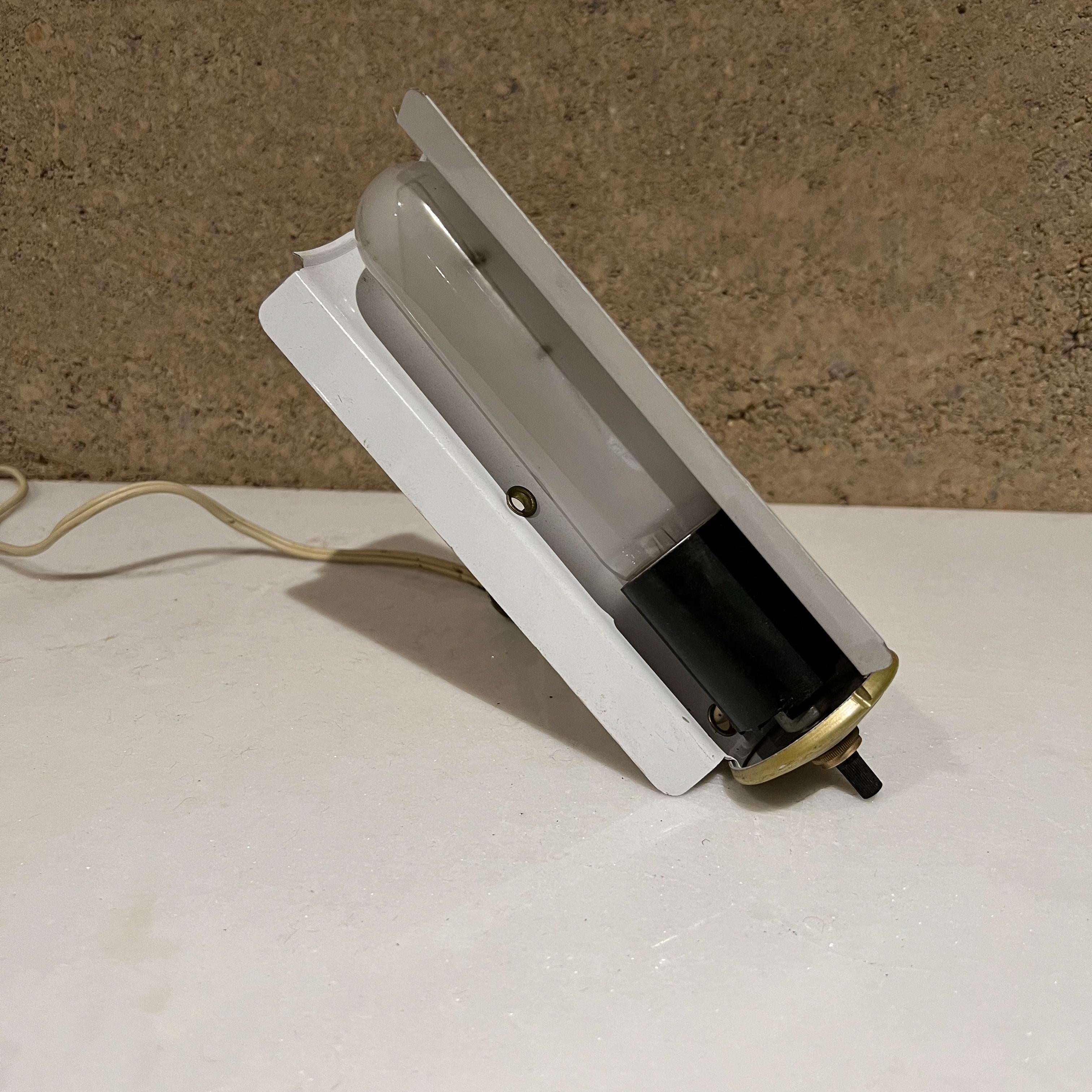 Petite lampe murale à pompon industrielle vintage en or avec tubes en vente 2