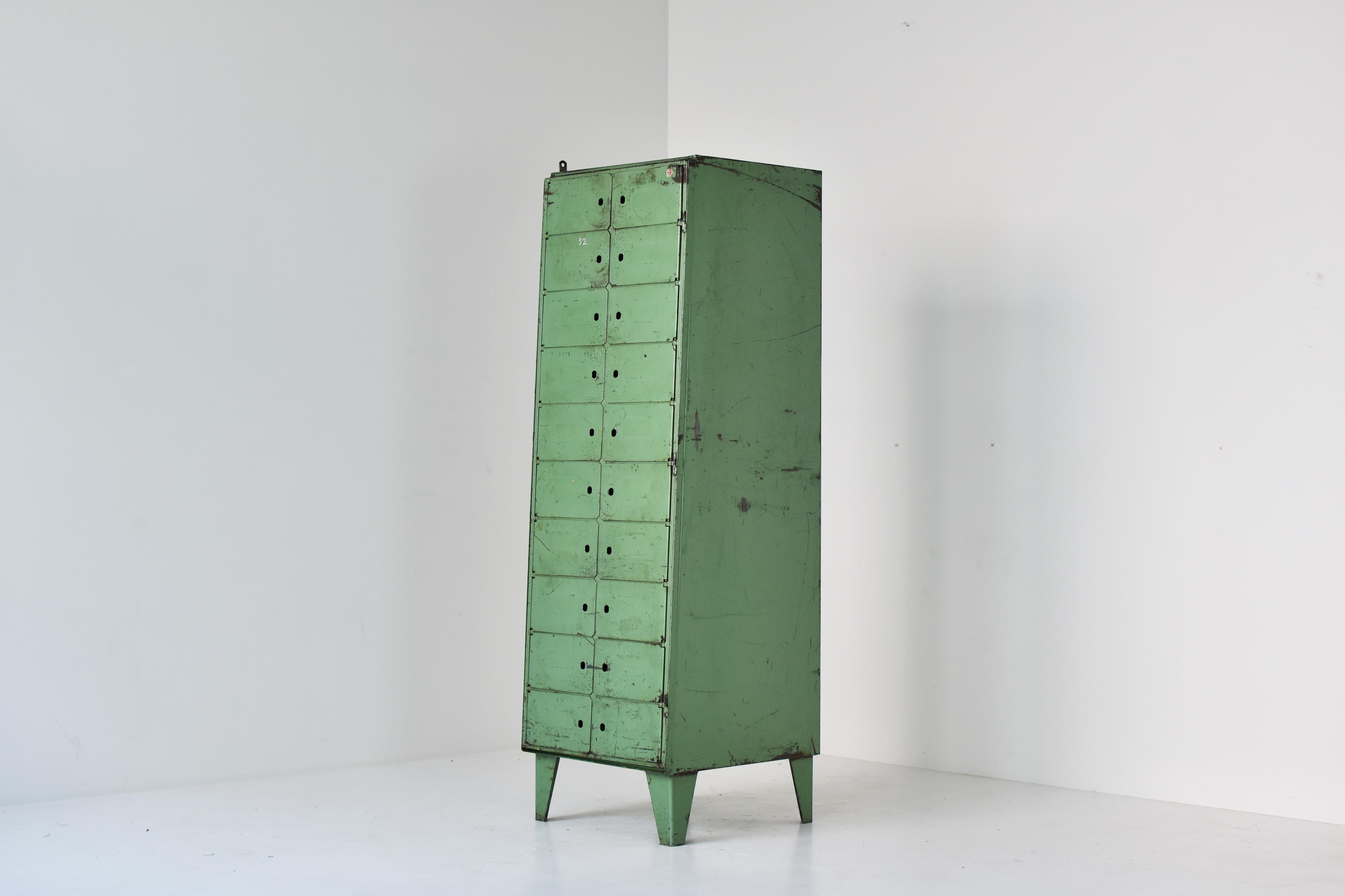 Industrial Vitrine Cabinet Dating from the 1930s, Probably from the U.K In Good Condition In Antwerp, BE